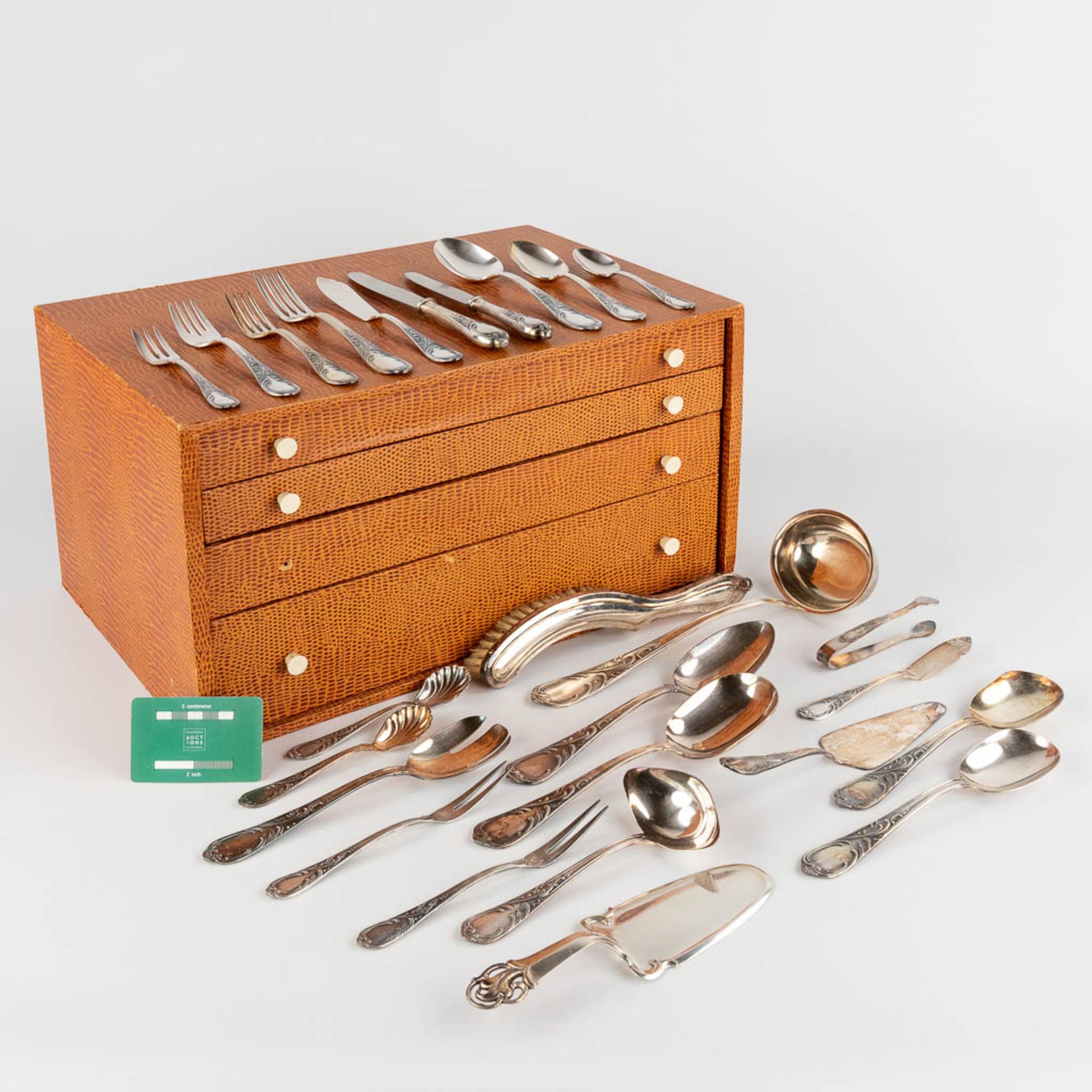 A 134-piece silver-plated cutlery in a storage box. Louis XV style. (D:31 x W:46 x H:24,5 cm) - Bild 2 aus 17