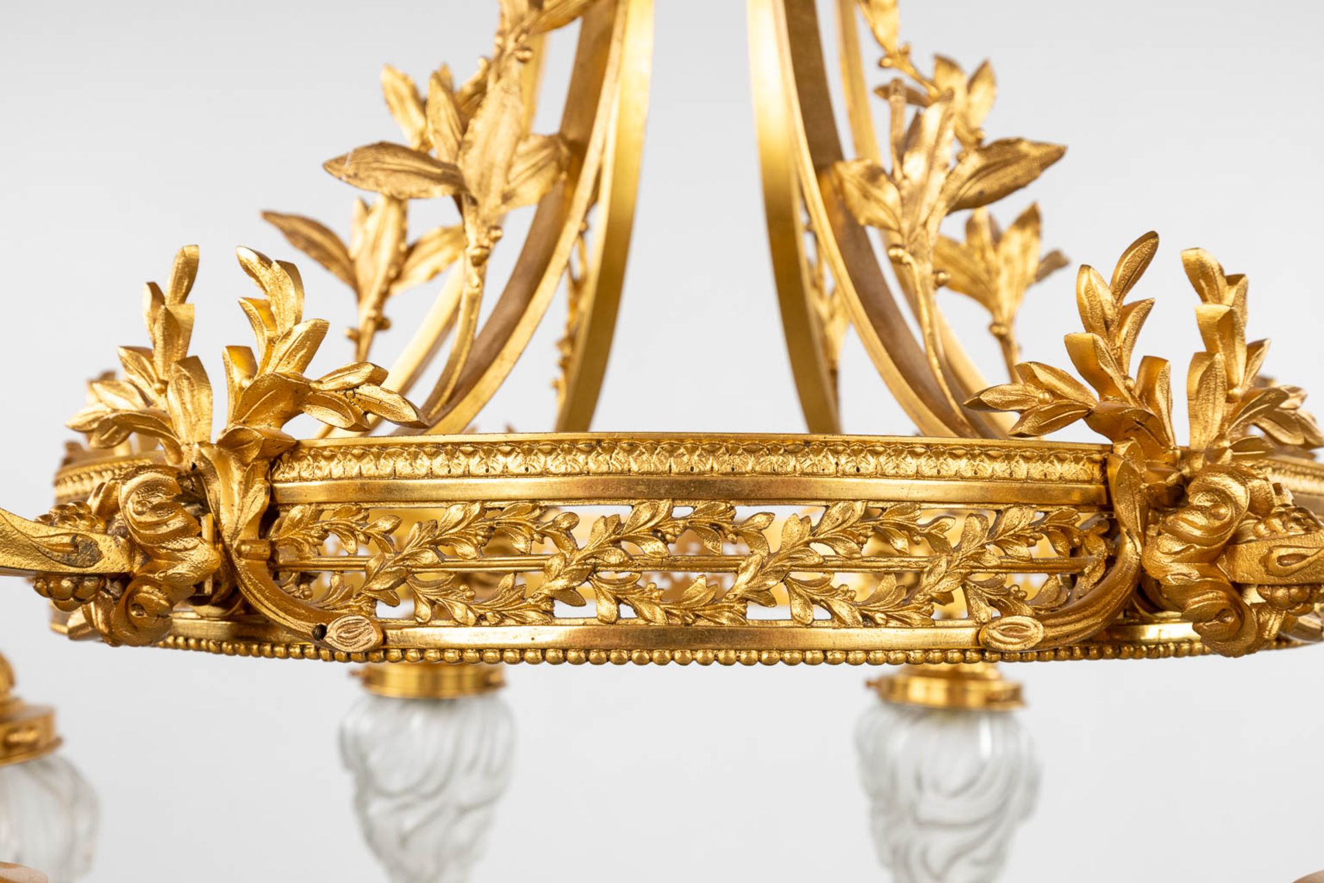 A large ceiling lamp or chandelier, gilt bronze with glass 'flambeau' shades. Circa 1900. (H:90 x D: - Bild 7 aus 9