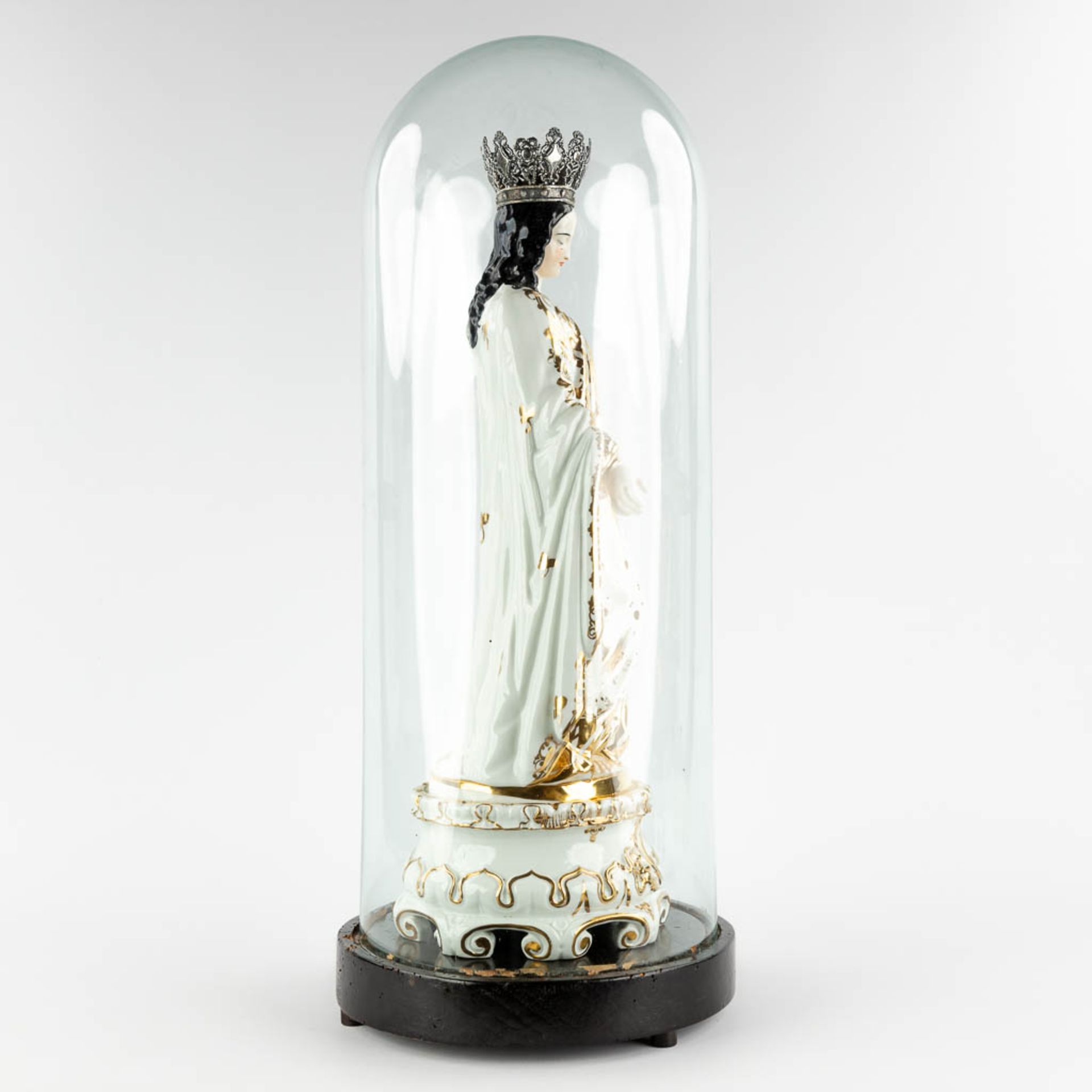 a large figurine of Madonna standing under a glass dome. Vieux Bruxelles porcelain. 19th C. (W:23 x - Image 4 of 11