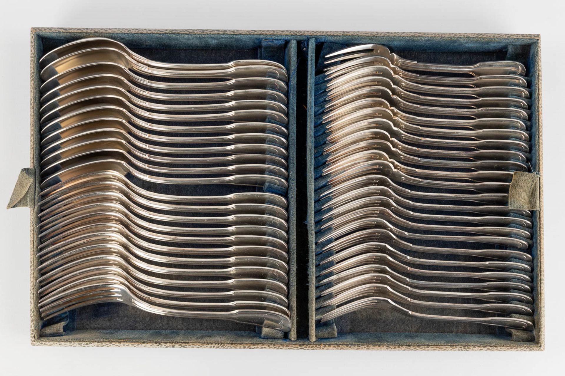 A silver-plated cutlery set in a chest, Wiskemann and Orfèverie de Mouroux. (D:30 x W:49 x H:17 cm) - Bild 16 aus 16