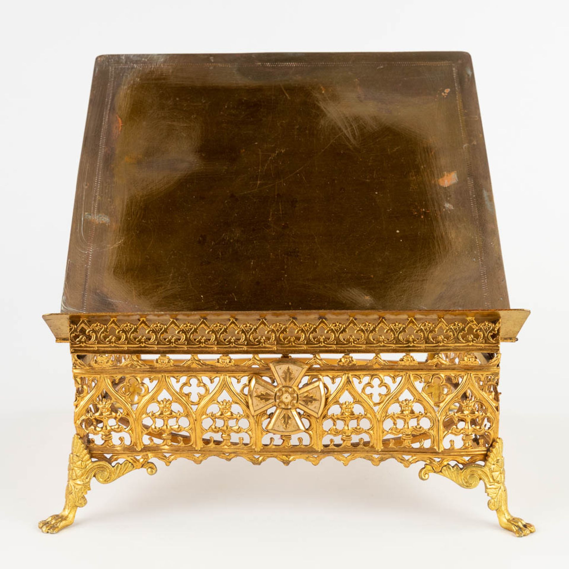 A small lectern, brass in a gothic revival style. 19th C. (D:25 x W:25 x H:27 cm) - Image 6 of 13