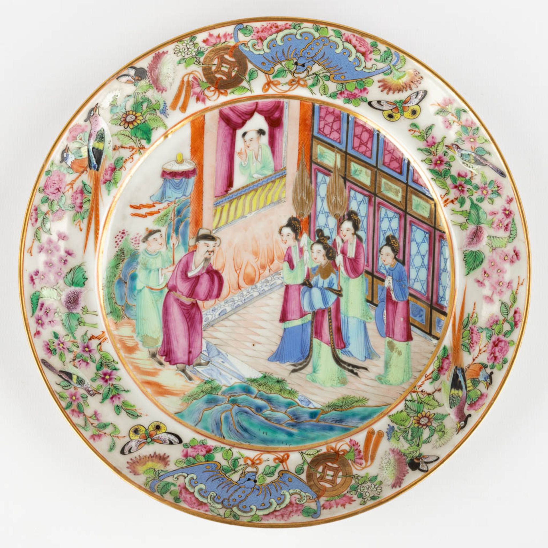 A Chinese Vase and 4 Canton plates, decorated with figurines. 19th/20th C. (H:42 x D:20 cm) - Image 19 of 23