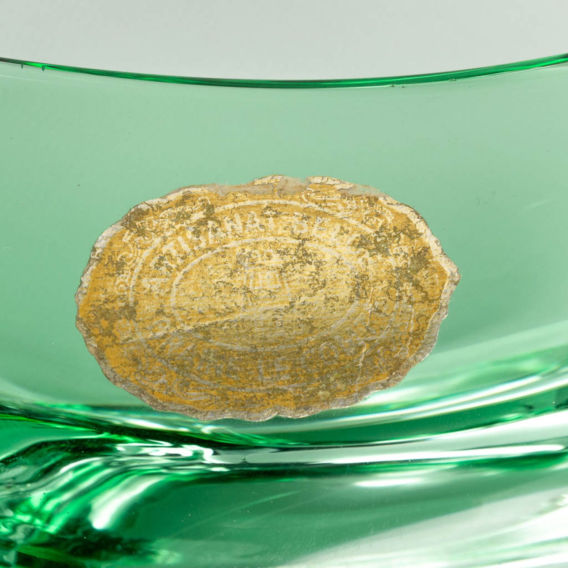 Artisanat Braine-Le-Comte, a large fruit bowl, green crystal, circa 1960. (D:27 x W:77 x H:23,5 cm) - Bild 9 aus 12