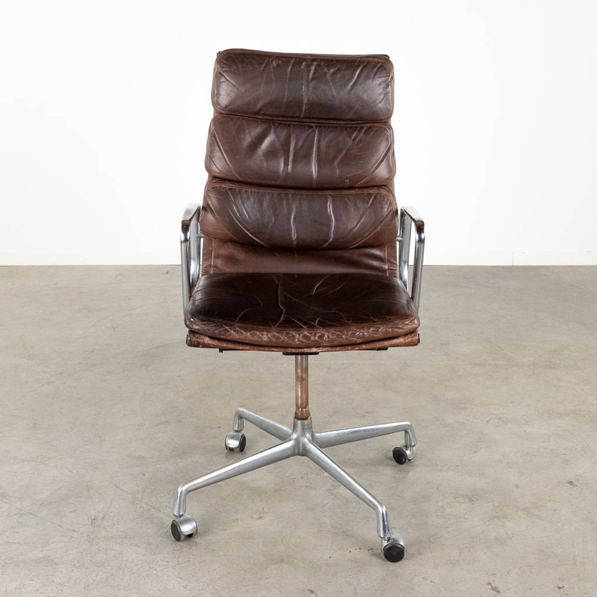 Charles &amp; Ray EAMES (XX-XXI) 'Soft Pad Office Chair' for Herman Miller. (D:111 x W:59 x H:63 cm) - Image 3 of 12