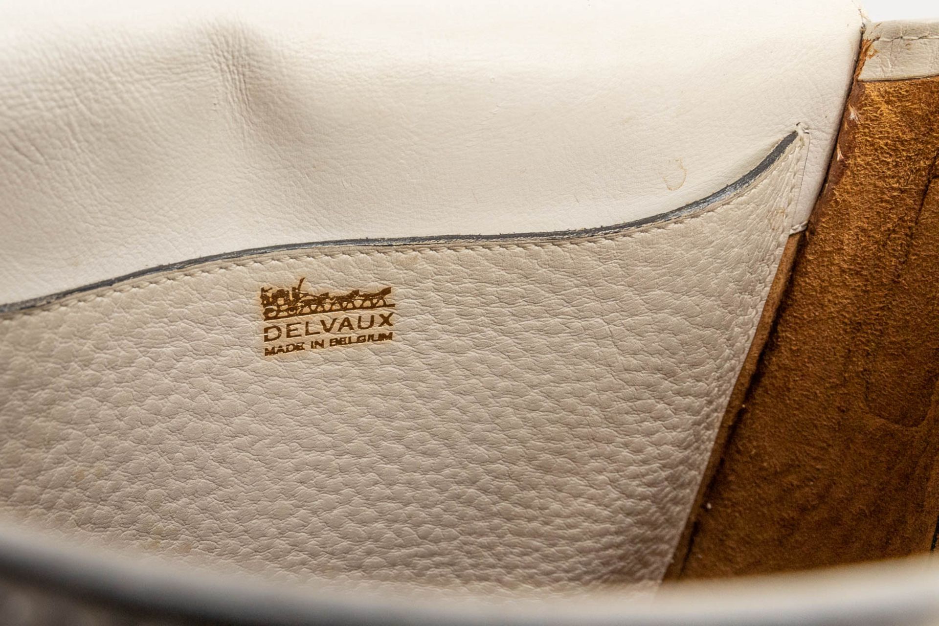 Delvaux, a cross body handbag, white leather. (W:22 x H:22 cm) - Image 16 of 17