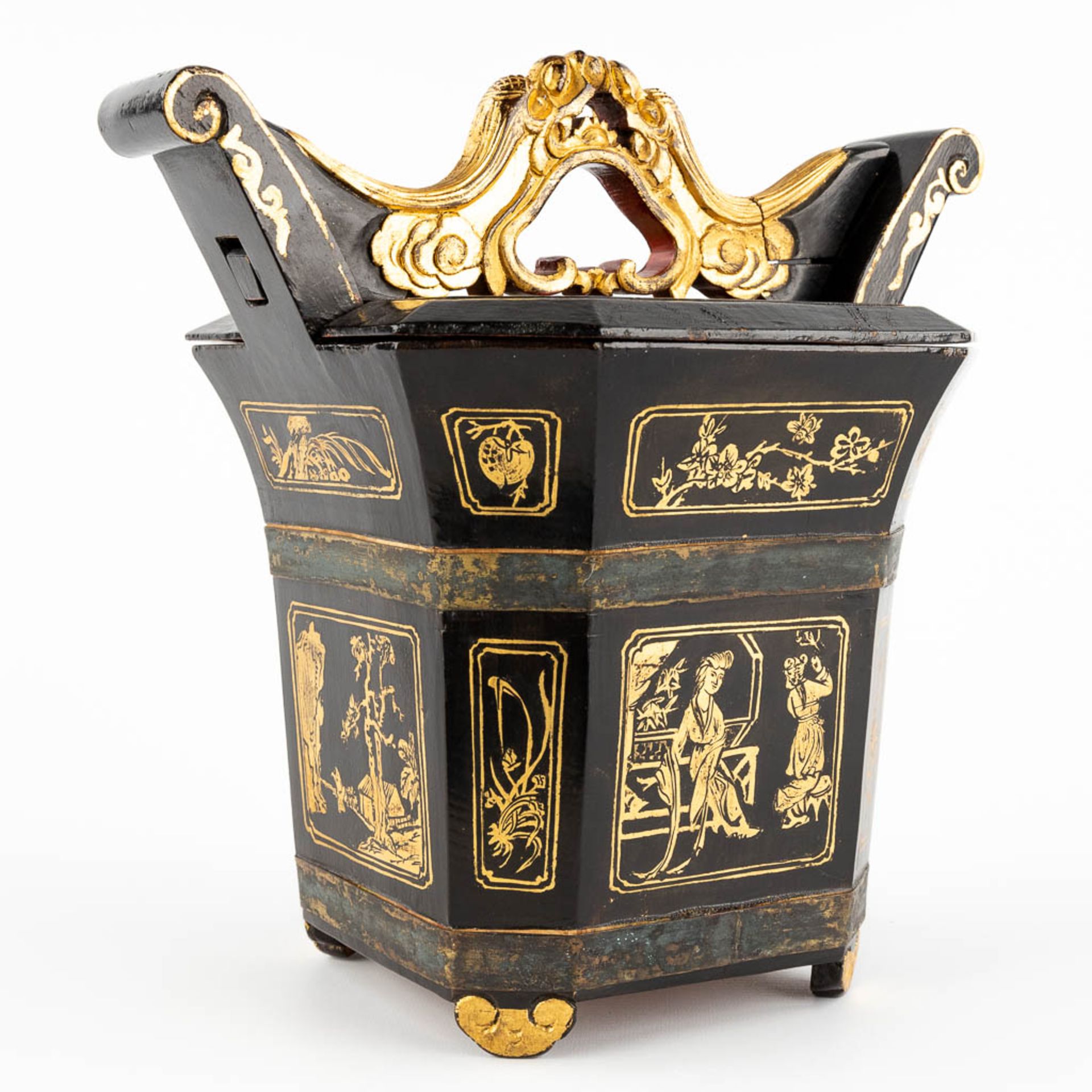 A Chinese carrying case for a teapot, gilt wood with lacquer and dragon figurines. 20th C. (D:24 x W - Image 4 of 16