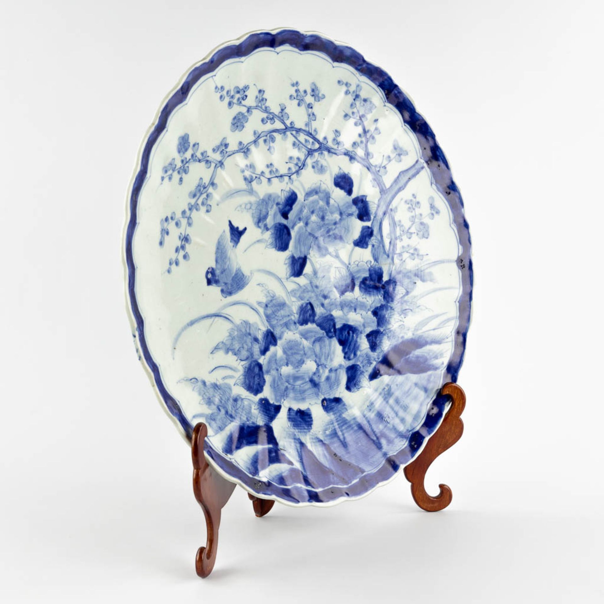 A large plate, Japanese porcelain, blue-white decor of fauna and flora. 19th C. (D:47,5 cm) - Bild 3 aus 10