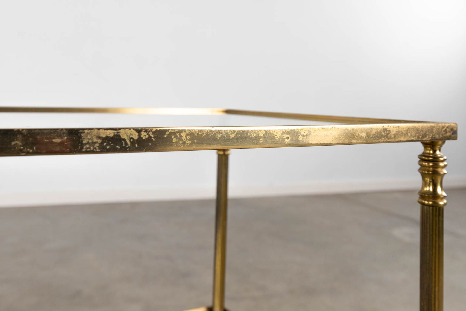 A pair of two-tier side tables, brass and glass in the style of Maison Jansen. (D:35 x W:50 x H:60 c - Bild 8 aus 10