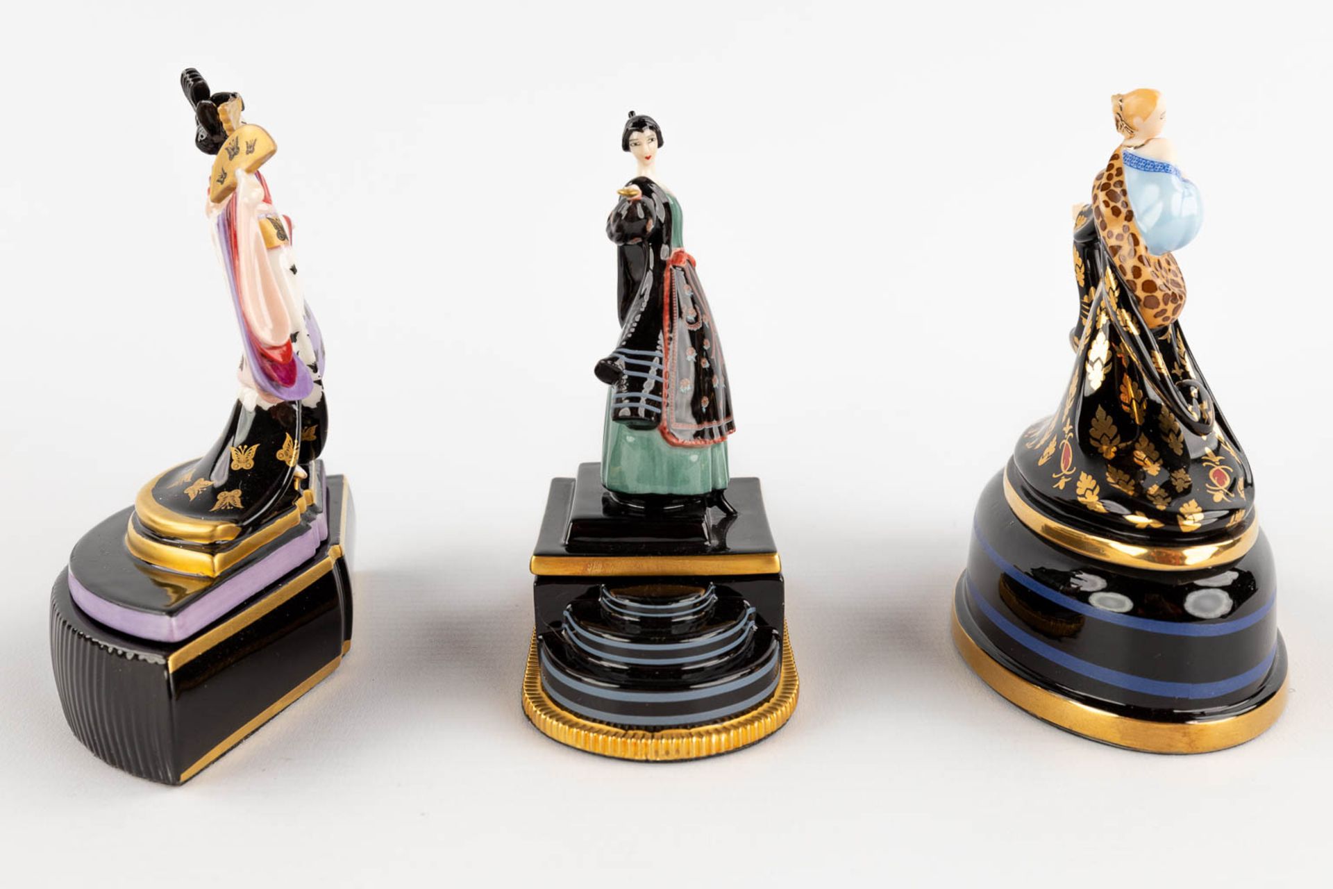 The Franklin Mint, Six porcelain music boxes with dancing figurines. 20th C. (H:12,5 cm) - Image 4 of 20
