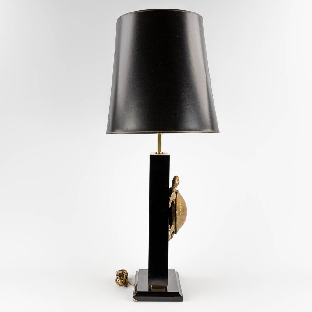 A table lamp with brass turtle, Hollywood Regency style. Circa 1980. (D:15 x W:26,5 x H:57 cm) - Image 4 of 12
