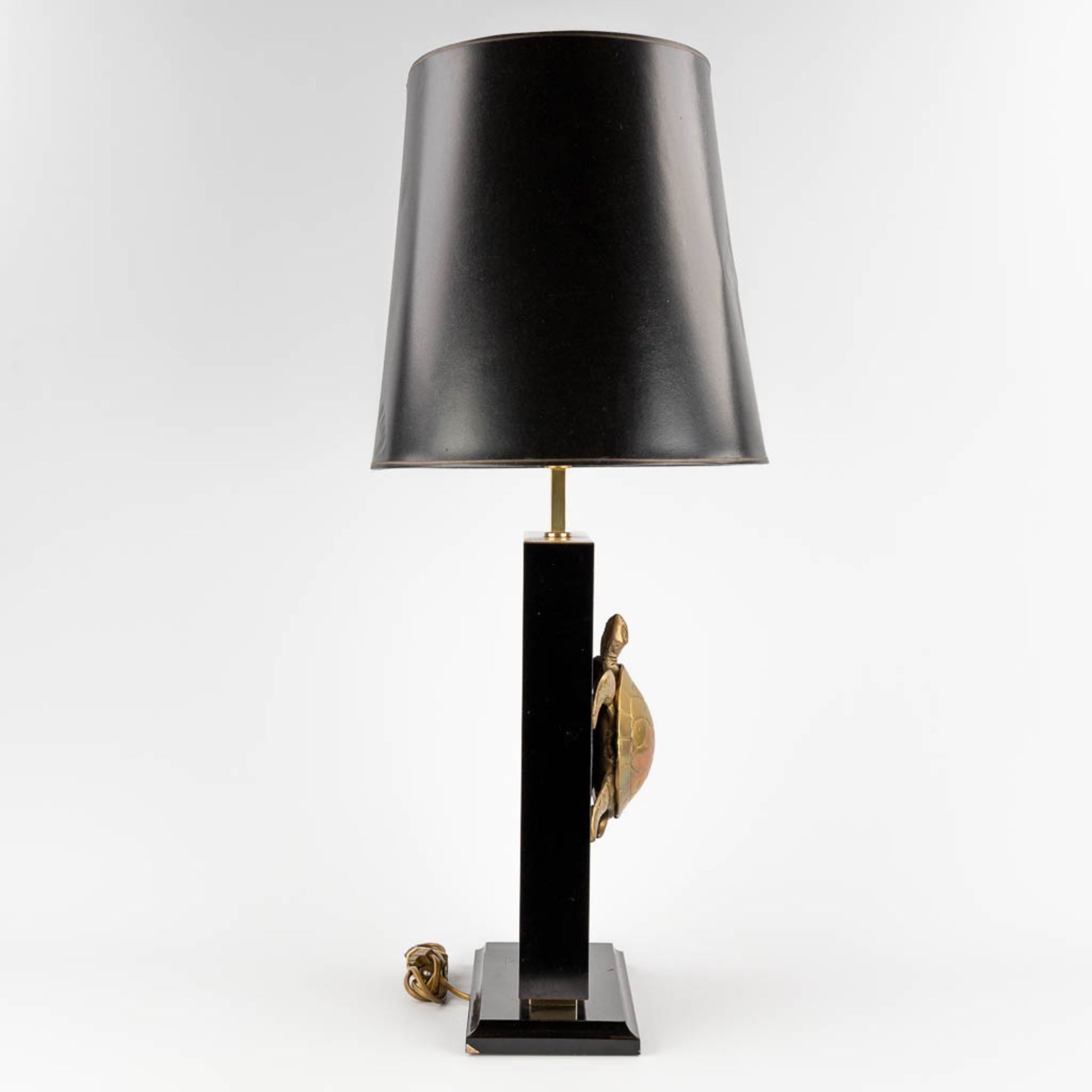 A table lamp with brass turtle, Hollywood Regency style. Circa 1980. (D:15 x W:26,5 x H:57 cm) - Image 4 of 12
