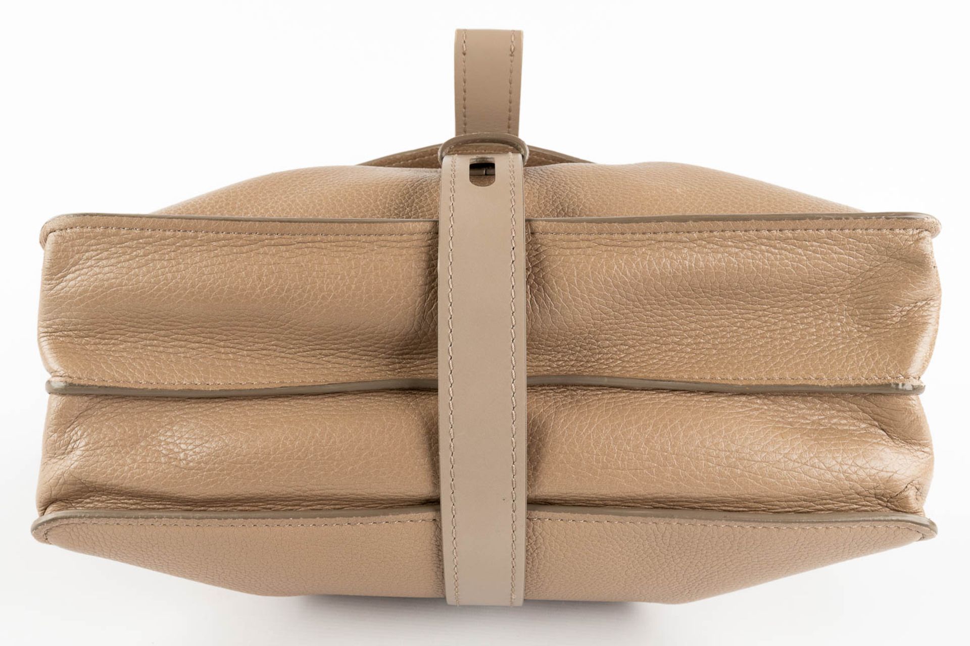 Chloé, a handbag made of brown leather. (W:38 x H:32 cm) - Image 7 of 19