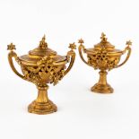 A pair of neoclassical cassolettes, gilt spelter. Circa 1900. (D:16 x W:20 x H:22 cm)