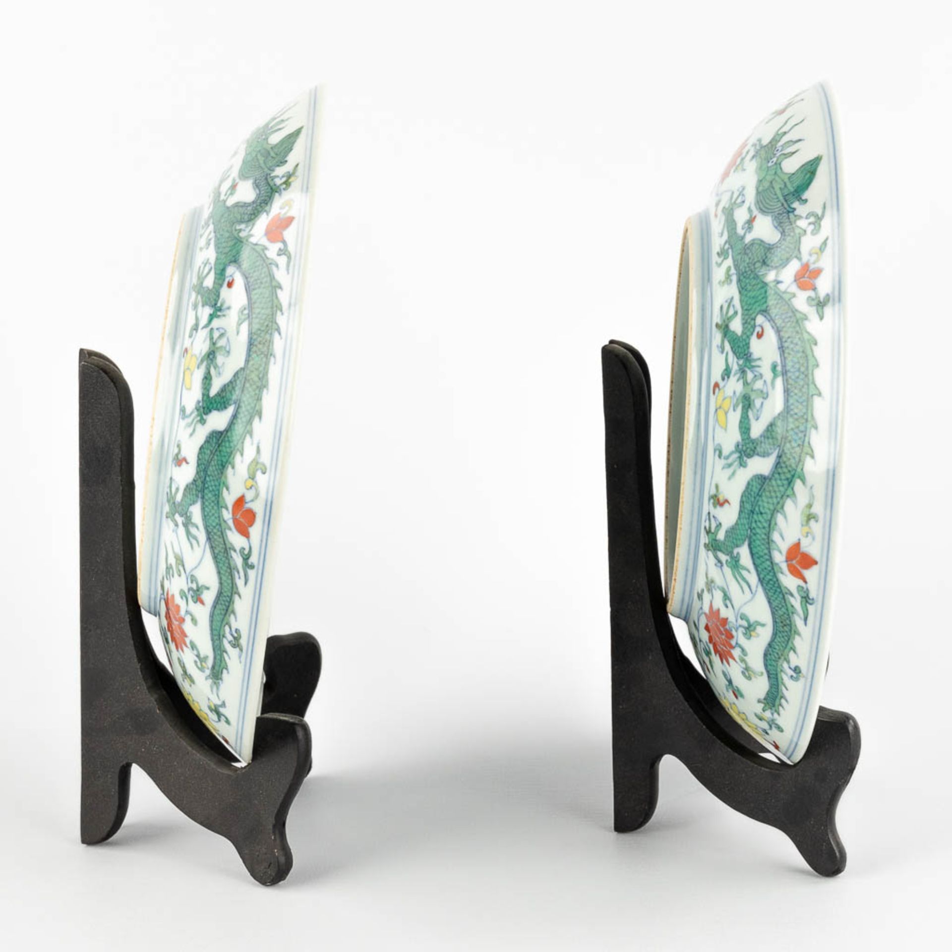 A pair of Chinese famille verte plates with a dragon decor. 20th C. (D:21 cm) - Image 3 of 11