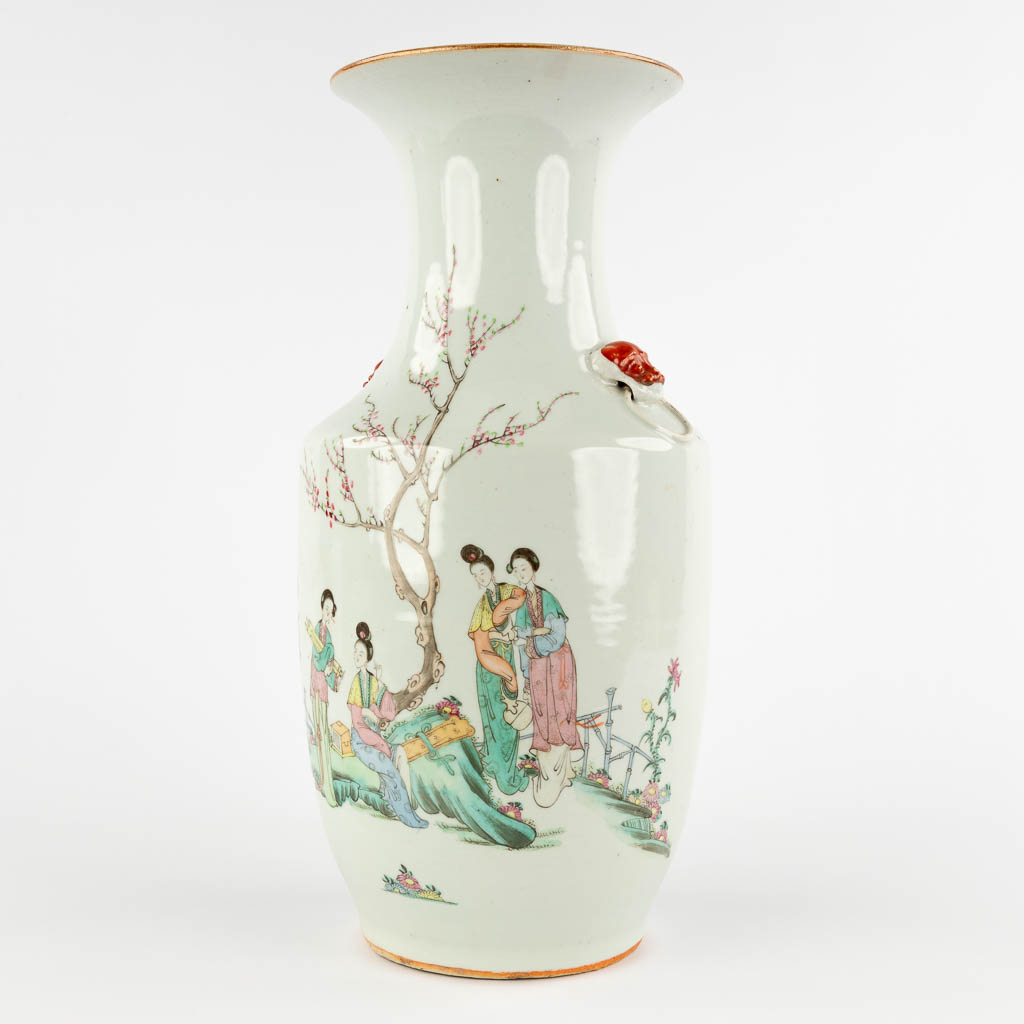 A Chinese Vase and 4 Canton plates, decorated with figurines. 19th/20th C. (H:42 x D:20 cm) - Image 8 of 23