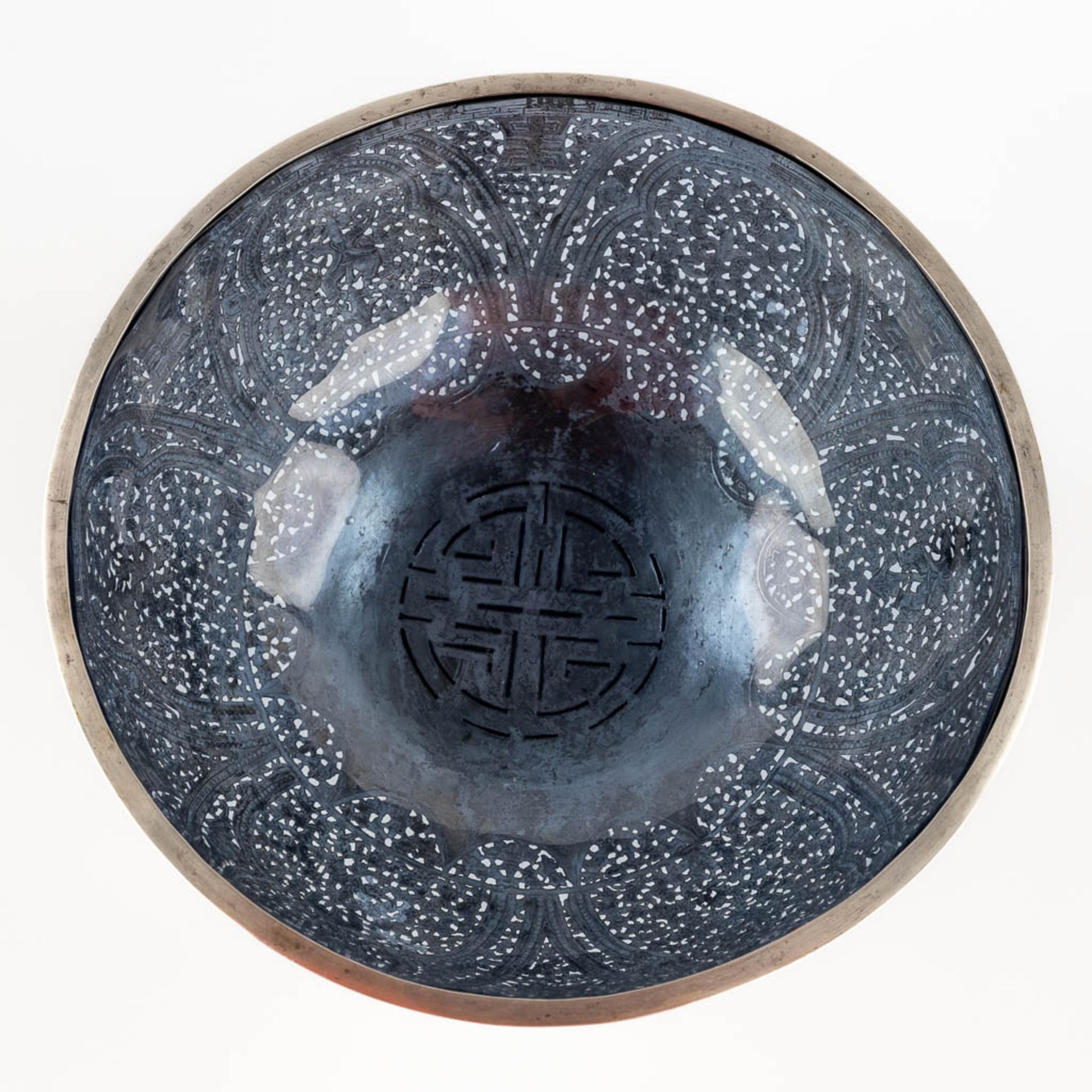 An Asian bowl, silver with a blue glass liner, decorated with bats and lotus flowers. 320g. (H:10 x - Image 7 of 10