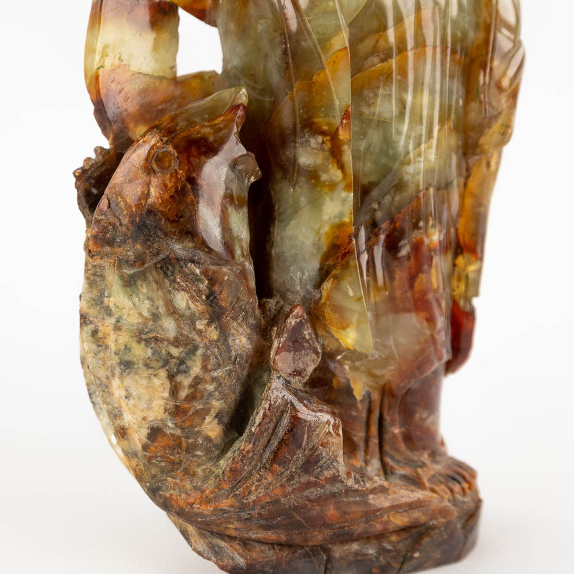 A Chinese sculpture of Guanyin, Jadeite. 20th C. (H:22 cm) - Image 10 of 11
