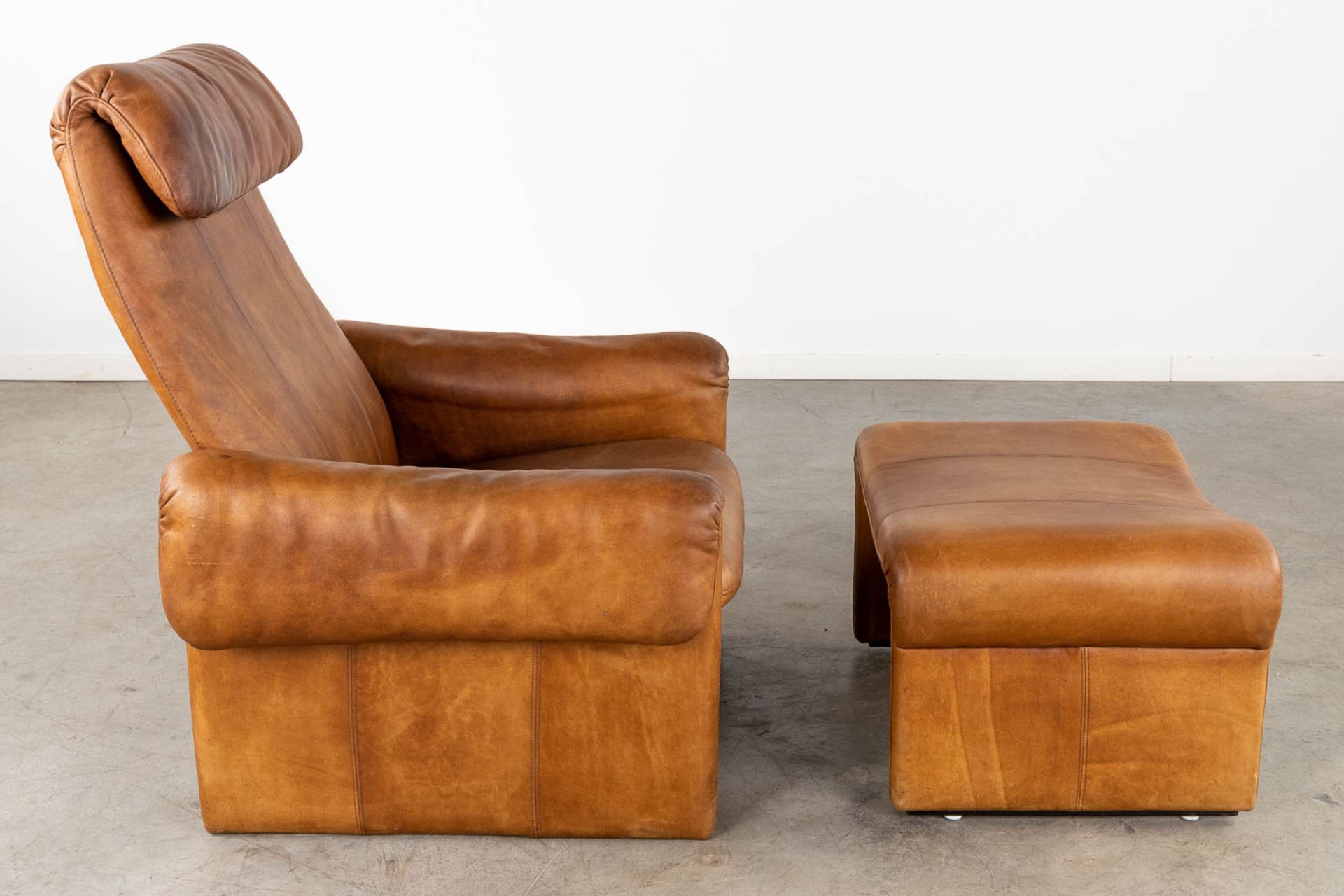 A mid-century lounge chair with ottoman, leather. (D:86 x W:90 x H:96 cm) - Bild 7 aus 15