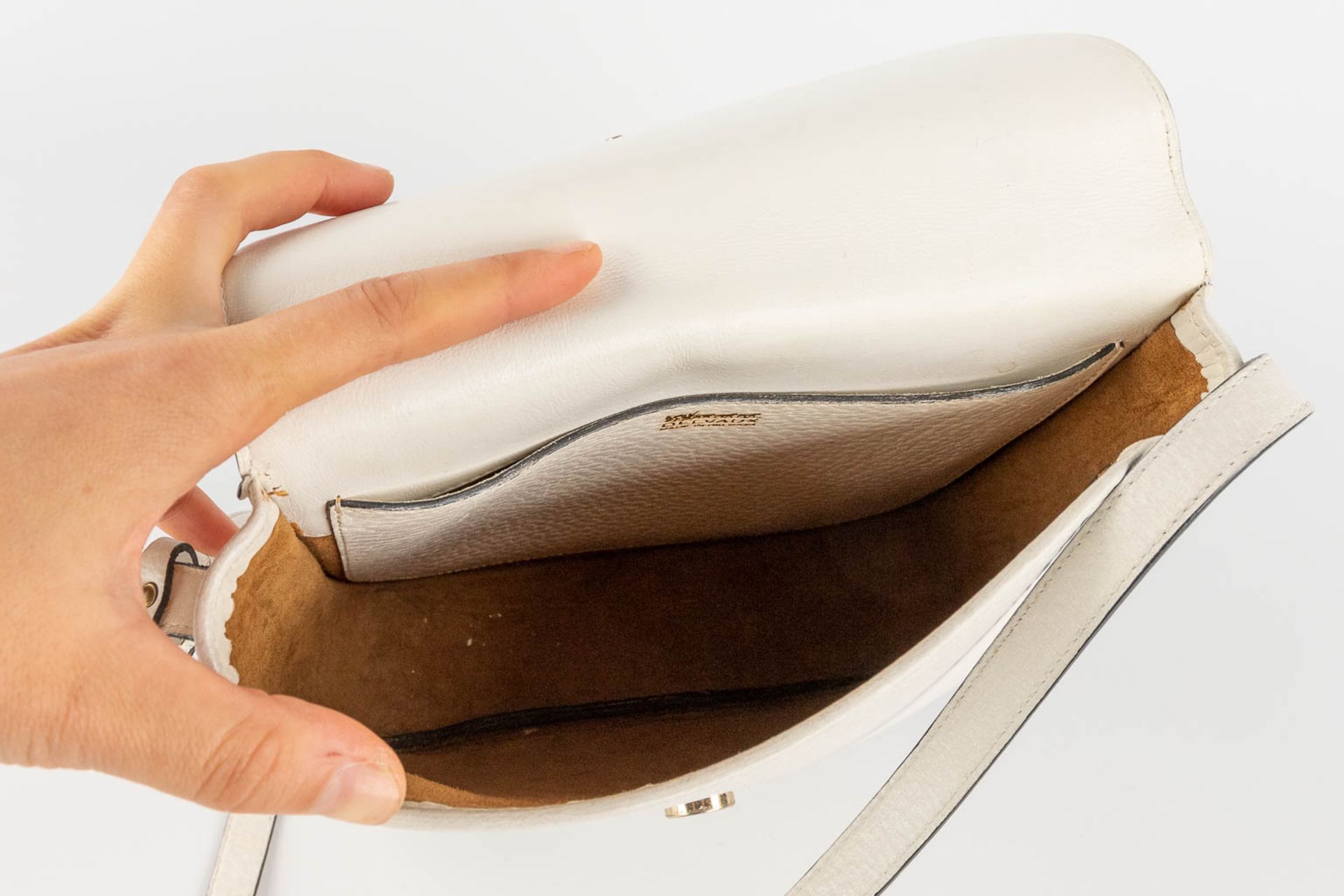 Delvaux, a cross body handbag, white leather. (W:22 x H:22 cm) - Bild 14 aus 17