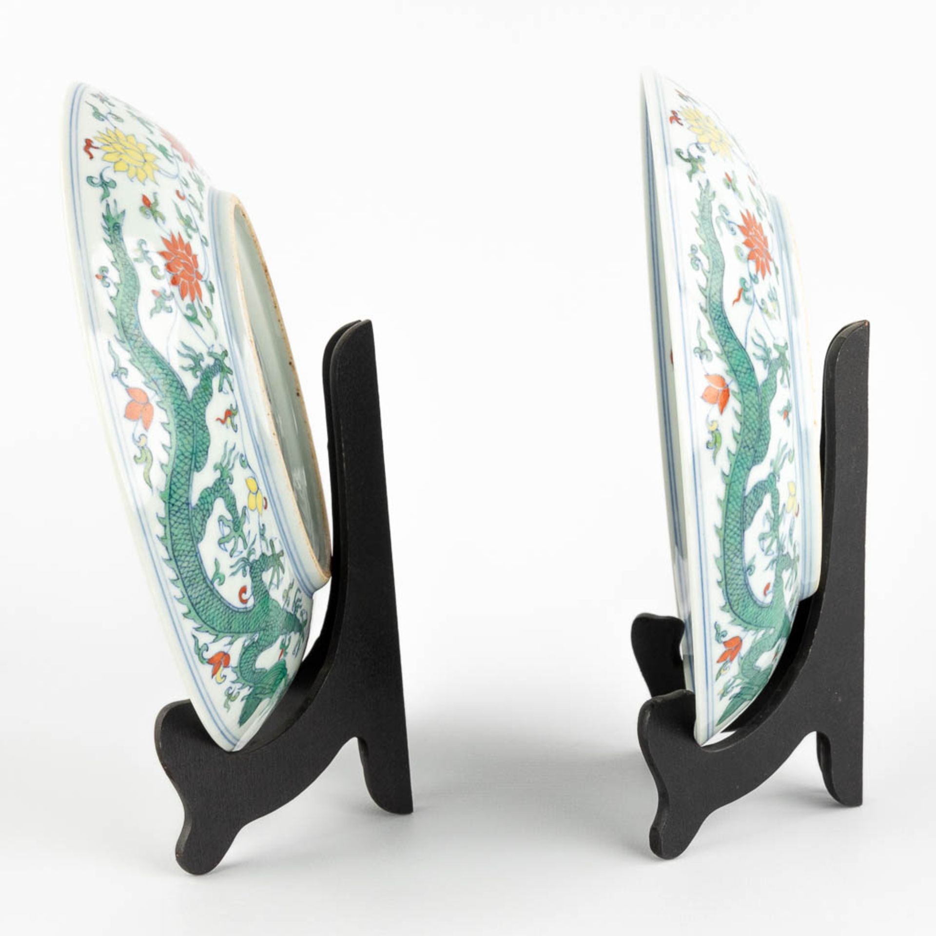 A pair of Chinese famille verte plates with a dragon decor. 20th C. (D:21 cm) - Image 4 of 11