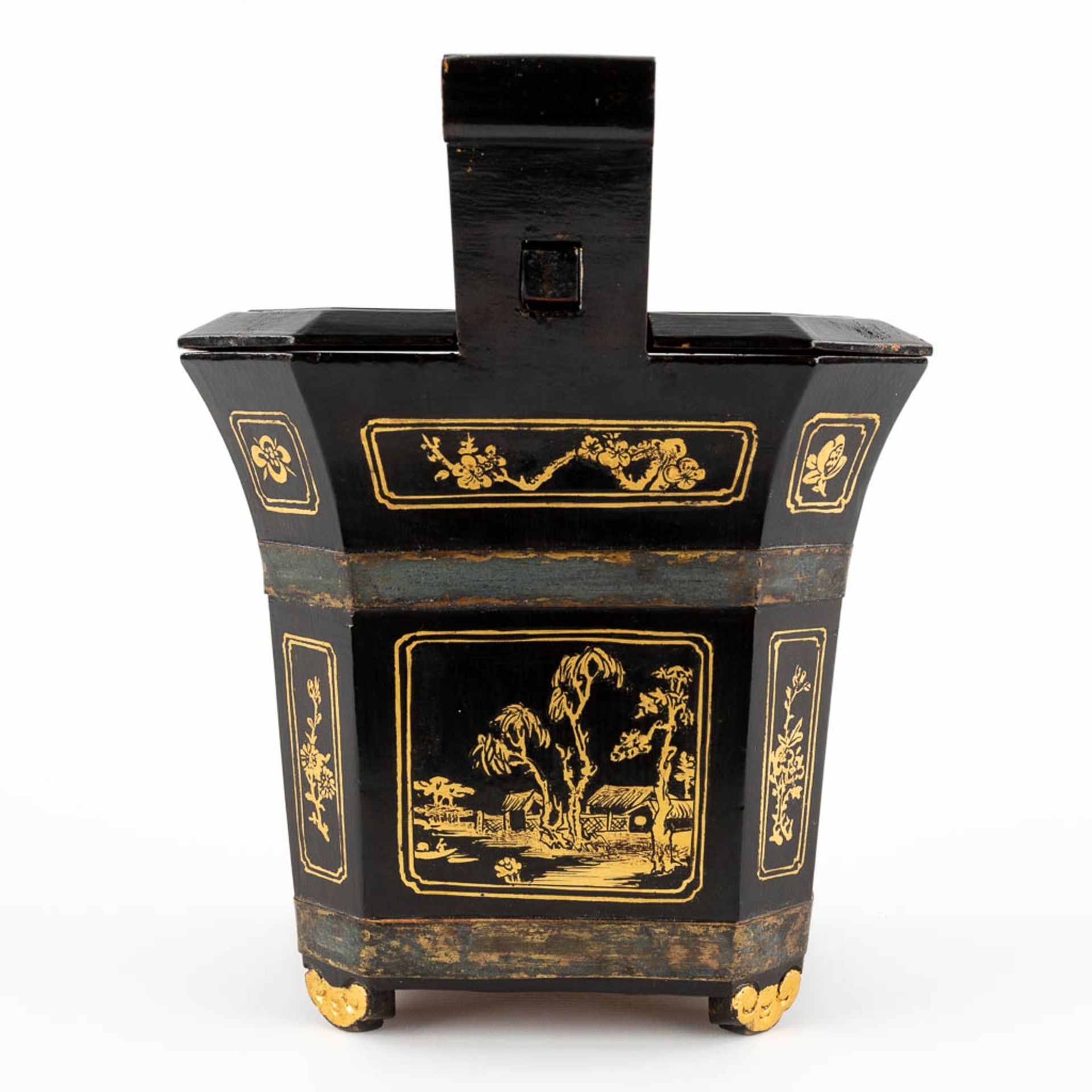 A Chinese carrying case for a teapot, gilt wood with lacquer and dragon figurines. 20th C. (D:24 x W - Image 6 of 16