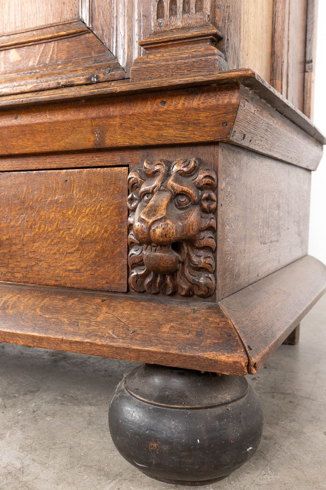 An antique four door cabinet, sculptured oak. 18th C. (D:76 x W:186 x H:216 cm) - Image 7 of 20