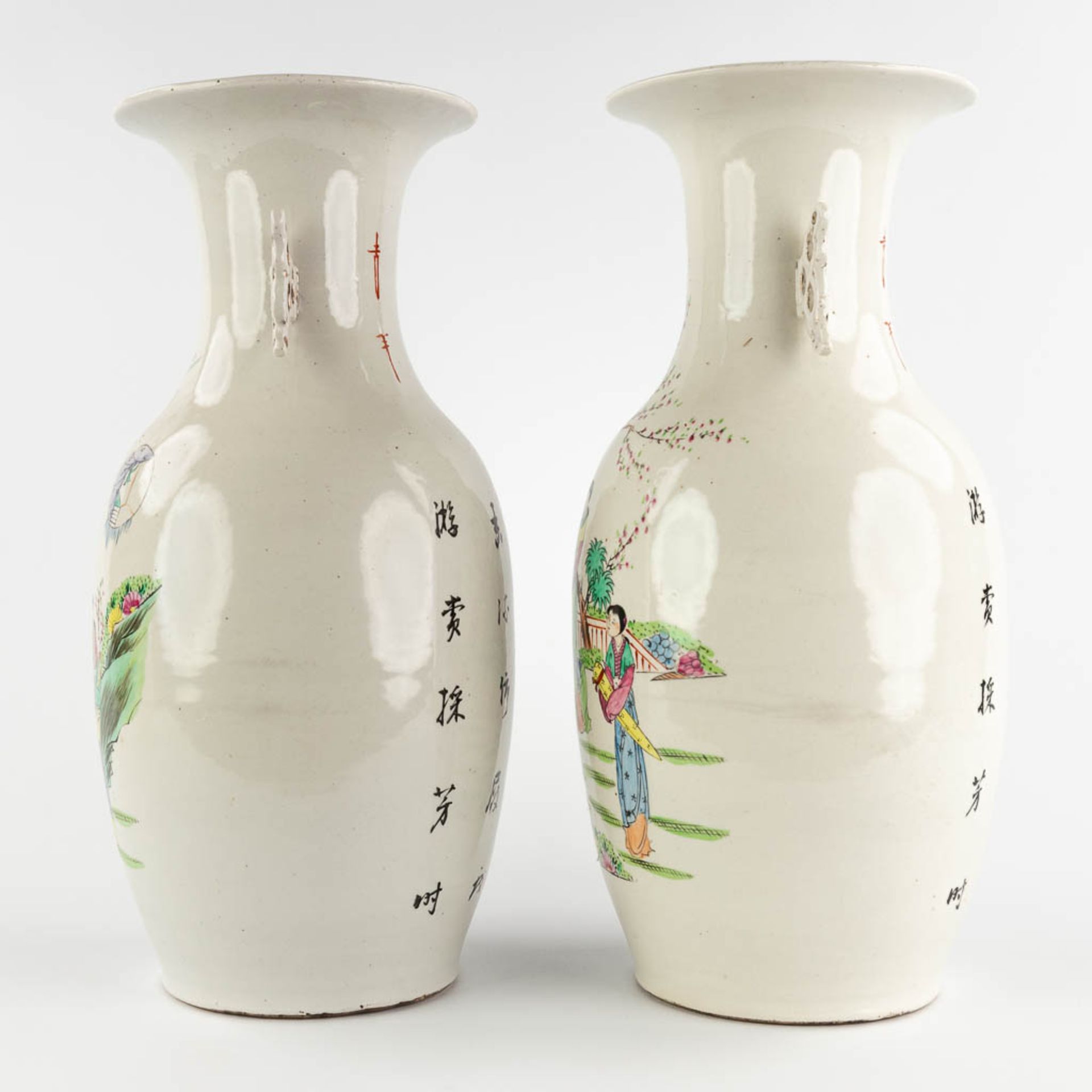 Three Chinese vases, Famille Rose decor of Ladies in the garden and antiquities. 20th C. (H:43 x D:1 - Bild 17 aus 23