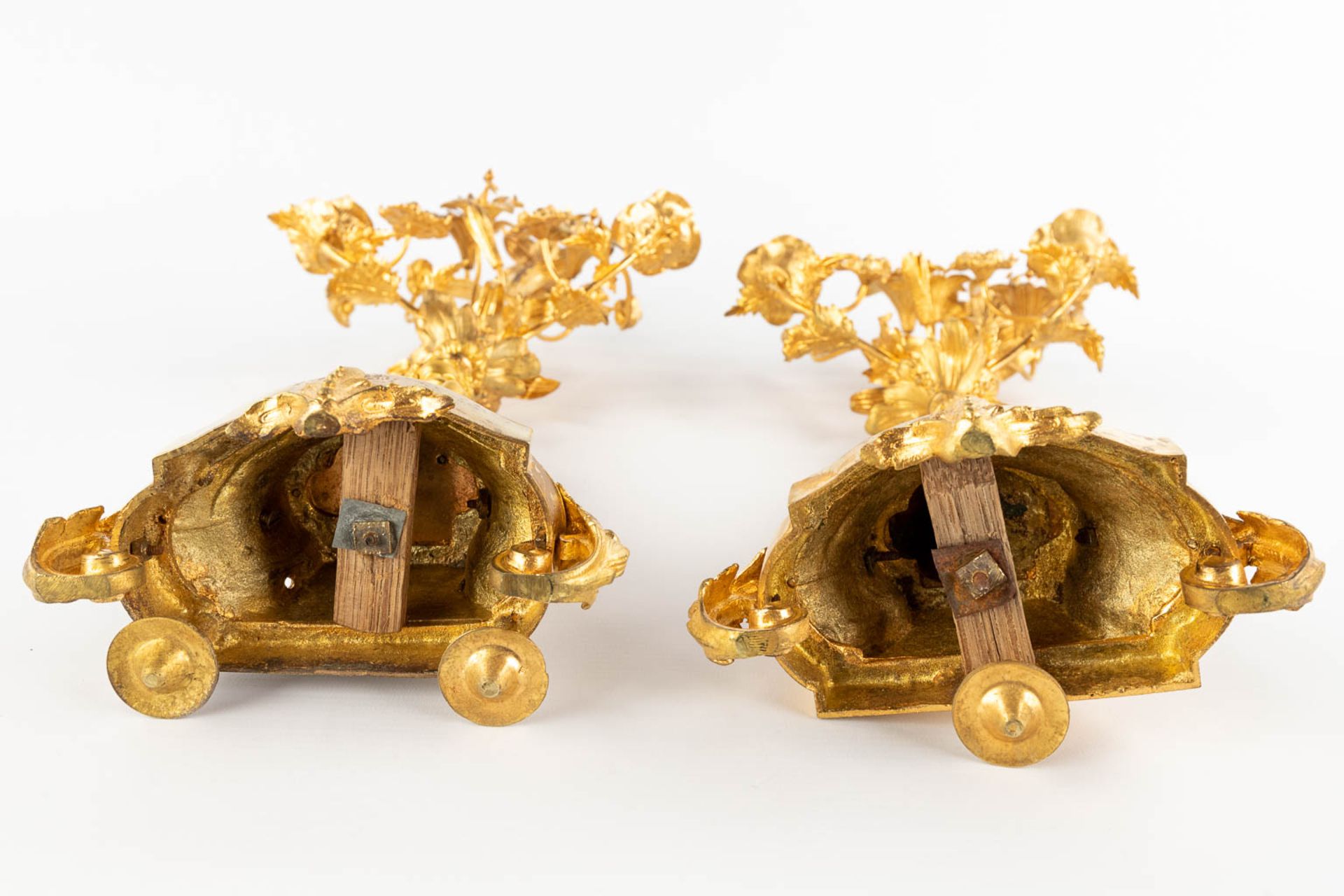 A pair of candelabra with putti, gilt bronze. Circa 1900. (W:22 x H:50 cm) - Bild 7 aus 13