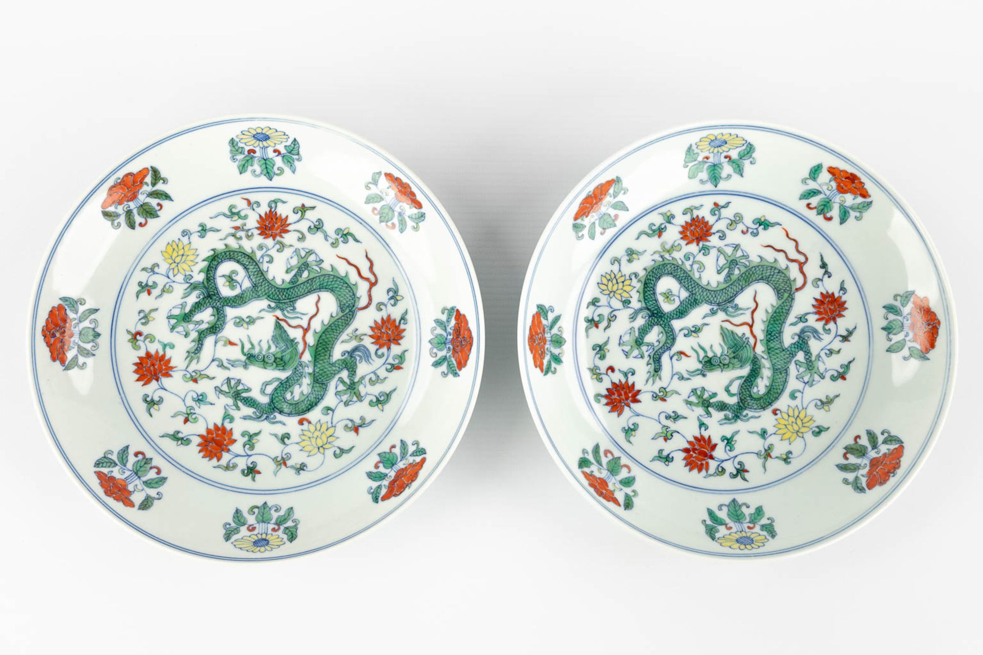 A pair of Chinese famille verte plates with a dragon decor. 20th C. (D:21 cm) - Image 7 of 11
