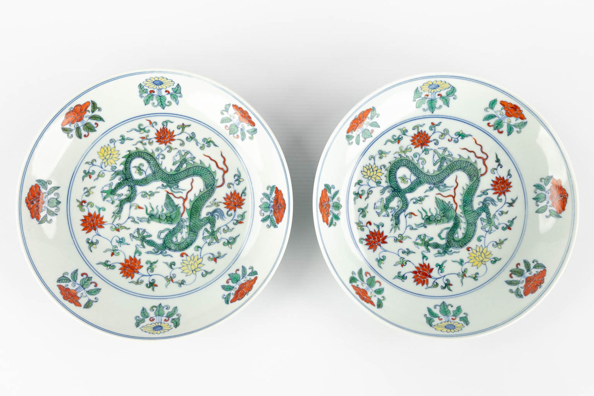 A pair of Chinese famille verte plates with a dragon decor. 20th C. (D:21 cm) - Bild 7 aus 11