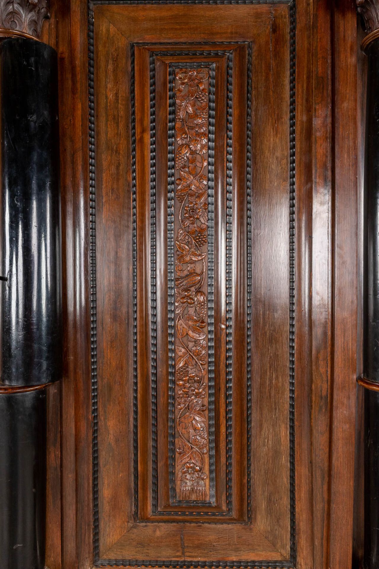 An antique Dutch two door 'Kapiteelkast', wood sculptures, oak and ebony. 18th C. (D:93 x W:223 x H: - Bild 9 aus 26