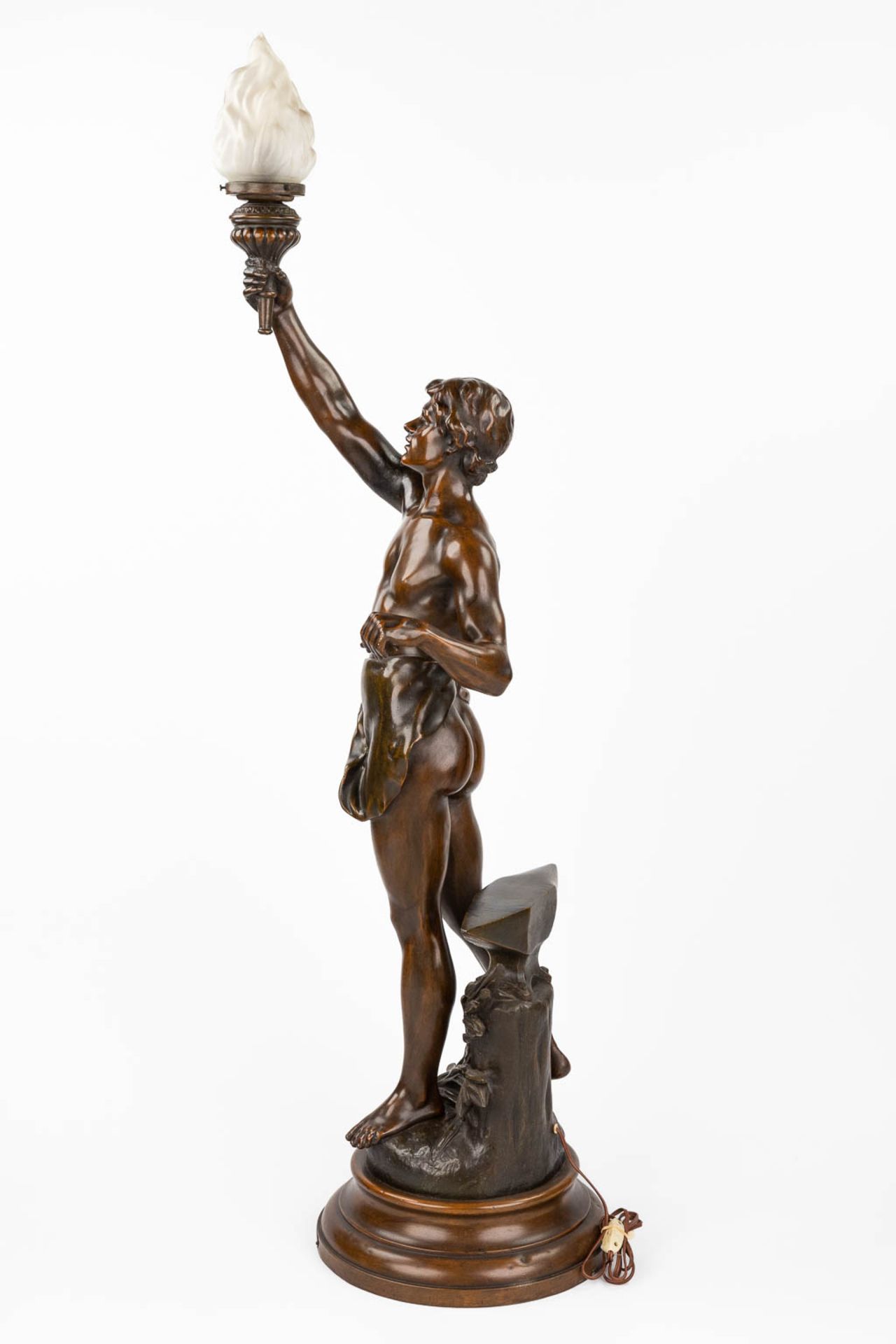 Charles Théodore PERRON (1862-1934) 'Le Travail' A lamp, patinated spelter. Circa 1900. (H:147 x D:3 - Image 5 of 10