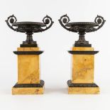 A pair of tazza, bronze mounted on yellow marble. Neoclassical, circa 1900. (D:13,5 x W:19,5 x H:30,