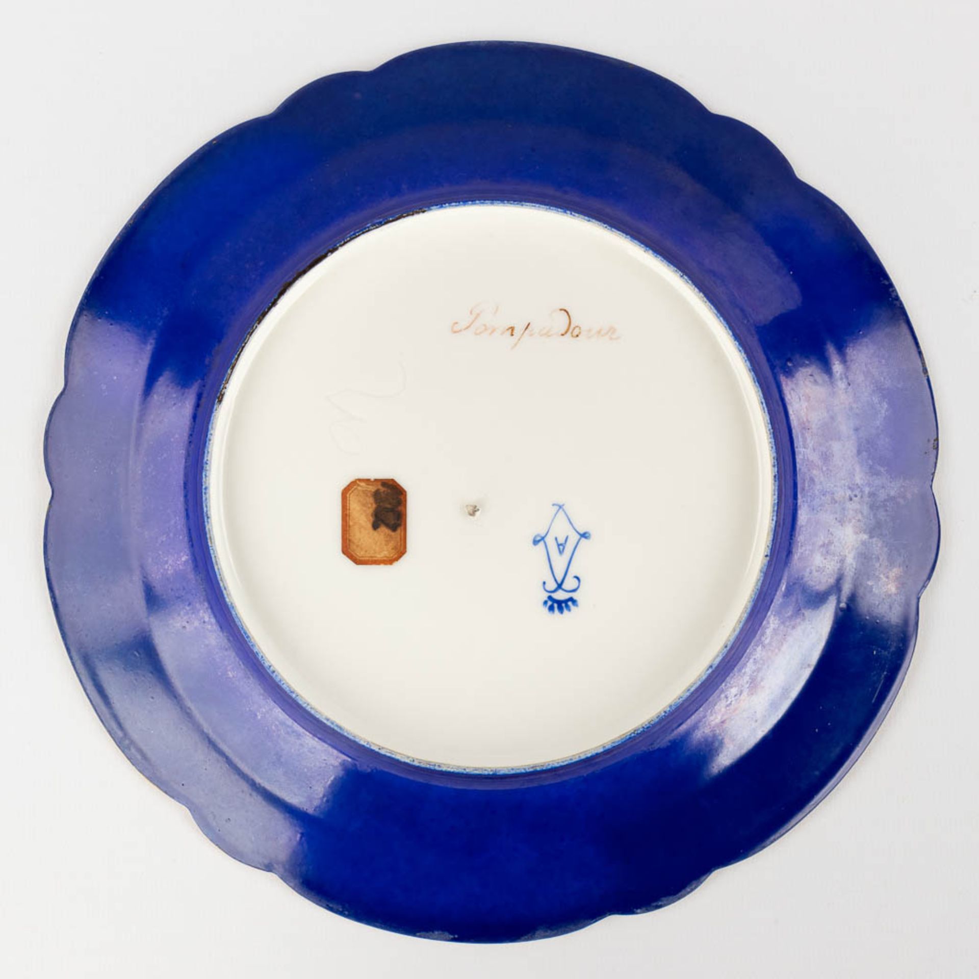 A display plate 'Madame de Pompadour' probably made in the UK. (D:24 cm) - Image 9 of 11