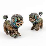 A pair of foo dogs, filigree silver finished with enamel. 20th C. 251g. (D:4 x W:10,5 x H:7 cm)