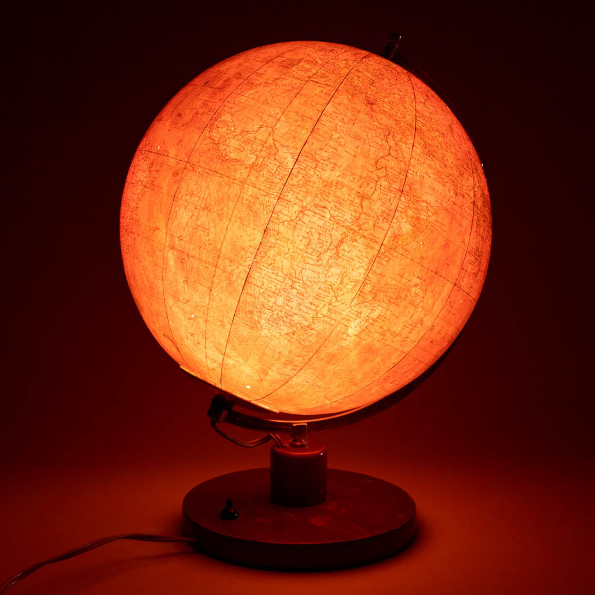 A mid-century glass globe on a wood base, with illumination. Circa 1960. (H:46 x D:33 cm) - Bild 2 aus 16