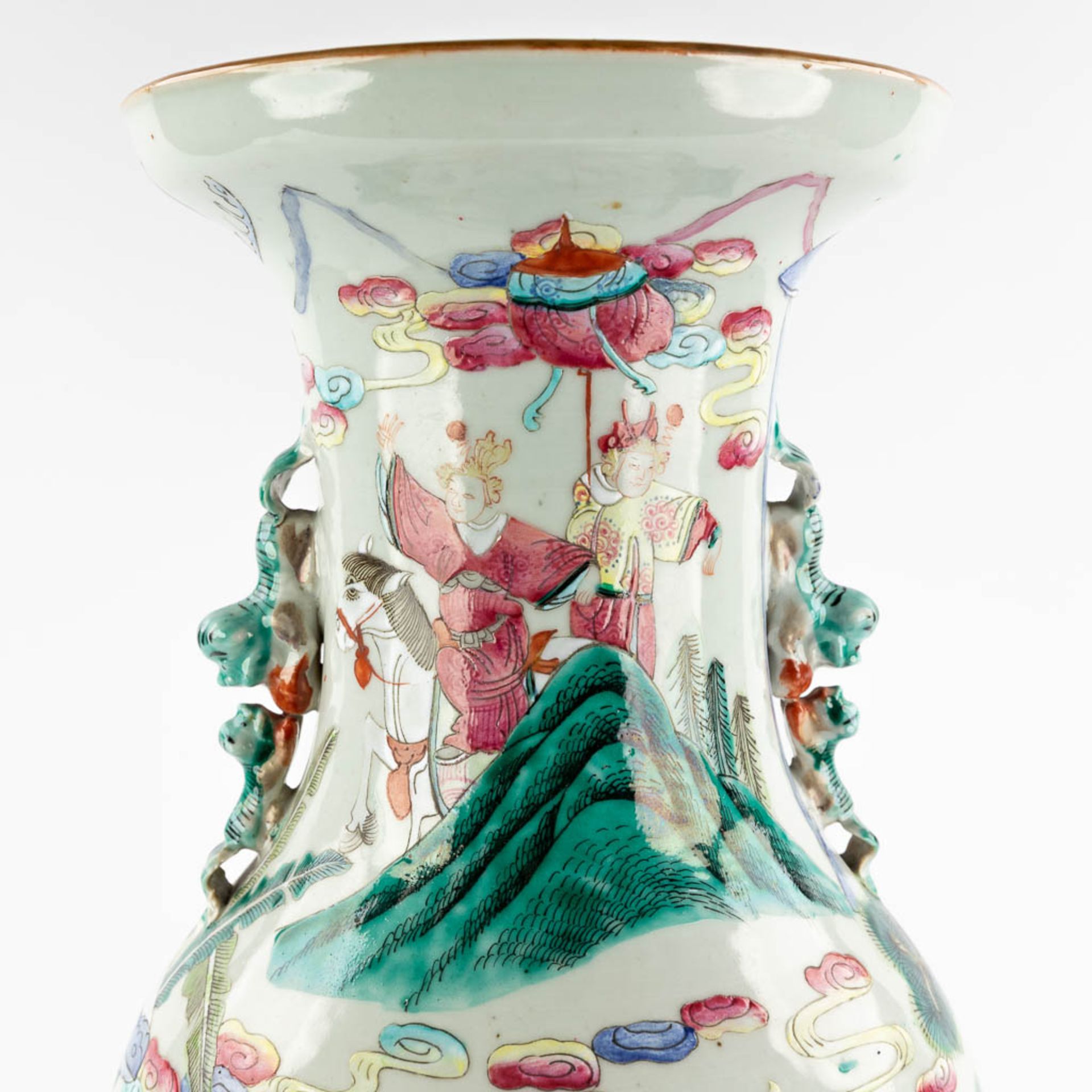 A pair of Chinese vases with Famille Rose vases with a temple scène, 19th C. (H:61 x D:23 cm) - Image 9 of 12