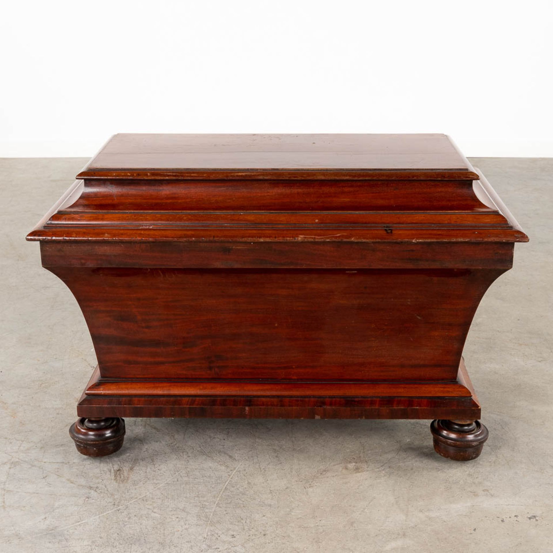 An exceptionally large English Cellarette or Wine Cooler, Mahogany, 19th C. (D:46 x W:79 x H:51 cm) - Image 8 of 13
