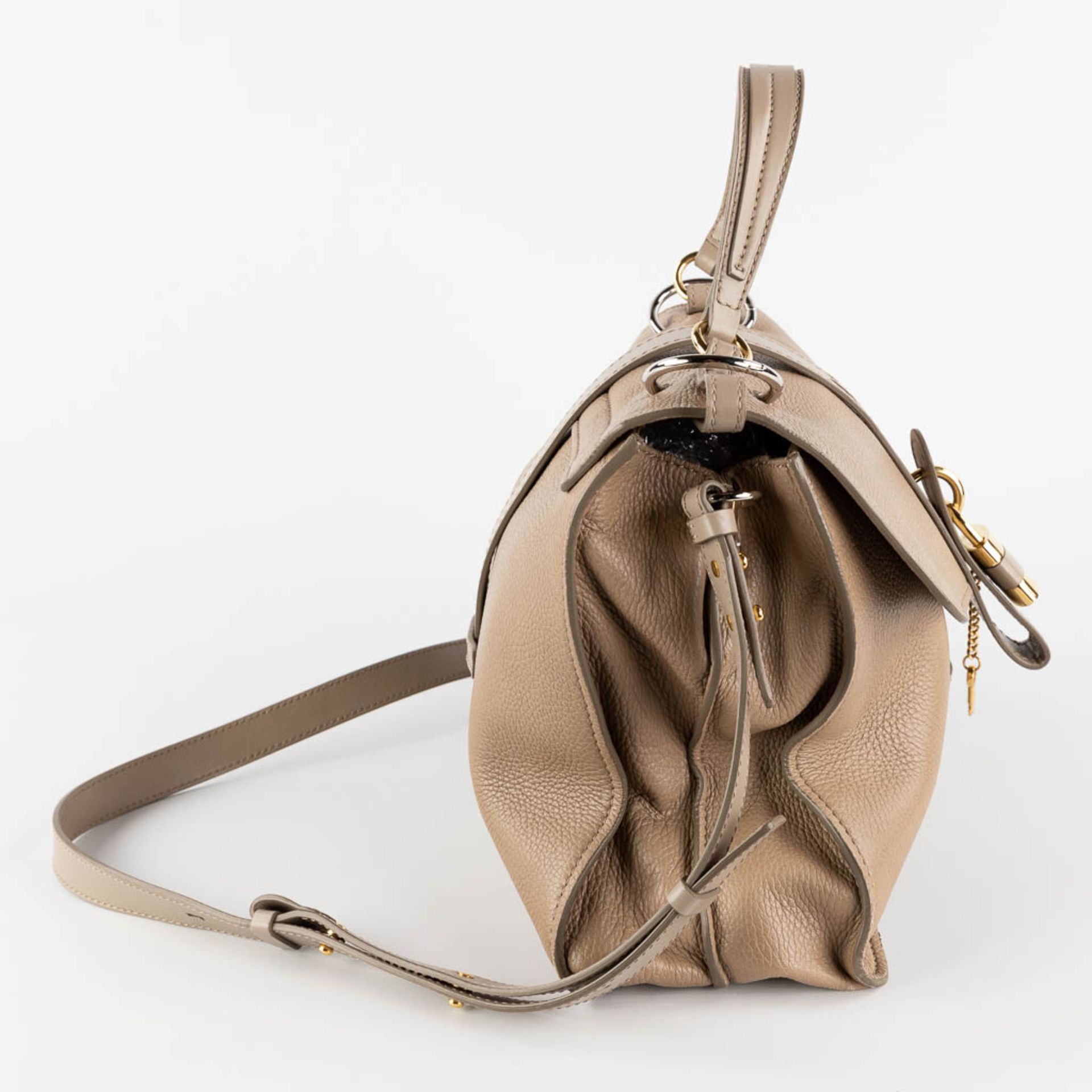 Chloé, a handbag made of brown leather. (W:38 x H:32 cm) - Image 6 of 19