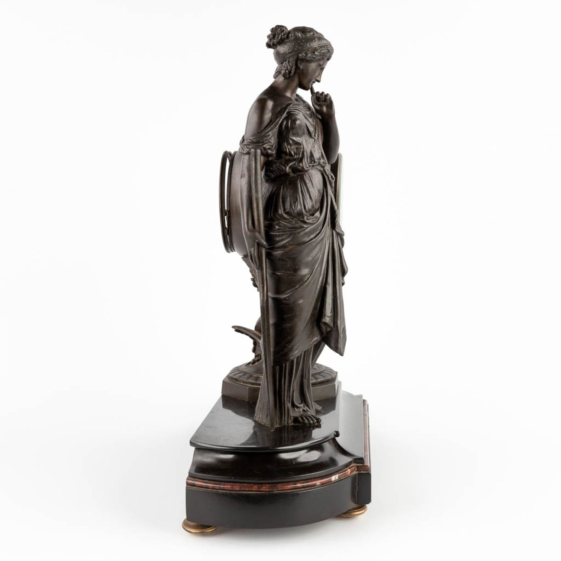 A mantle clock 'Lady with a paddle and zodiac', patinated spelter on marble. 19th C. (D:16 x W:40 x - Image 4 of 11