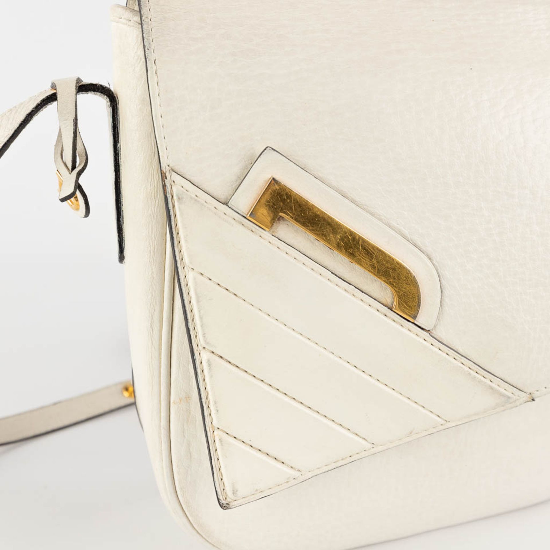 Delvaux, a cross body handbag, white leather. (W:22 x H:22 cm) - Bild 9 aus 17