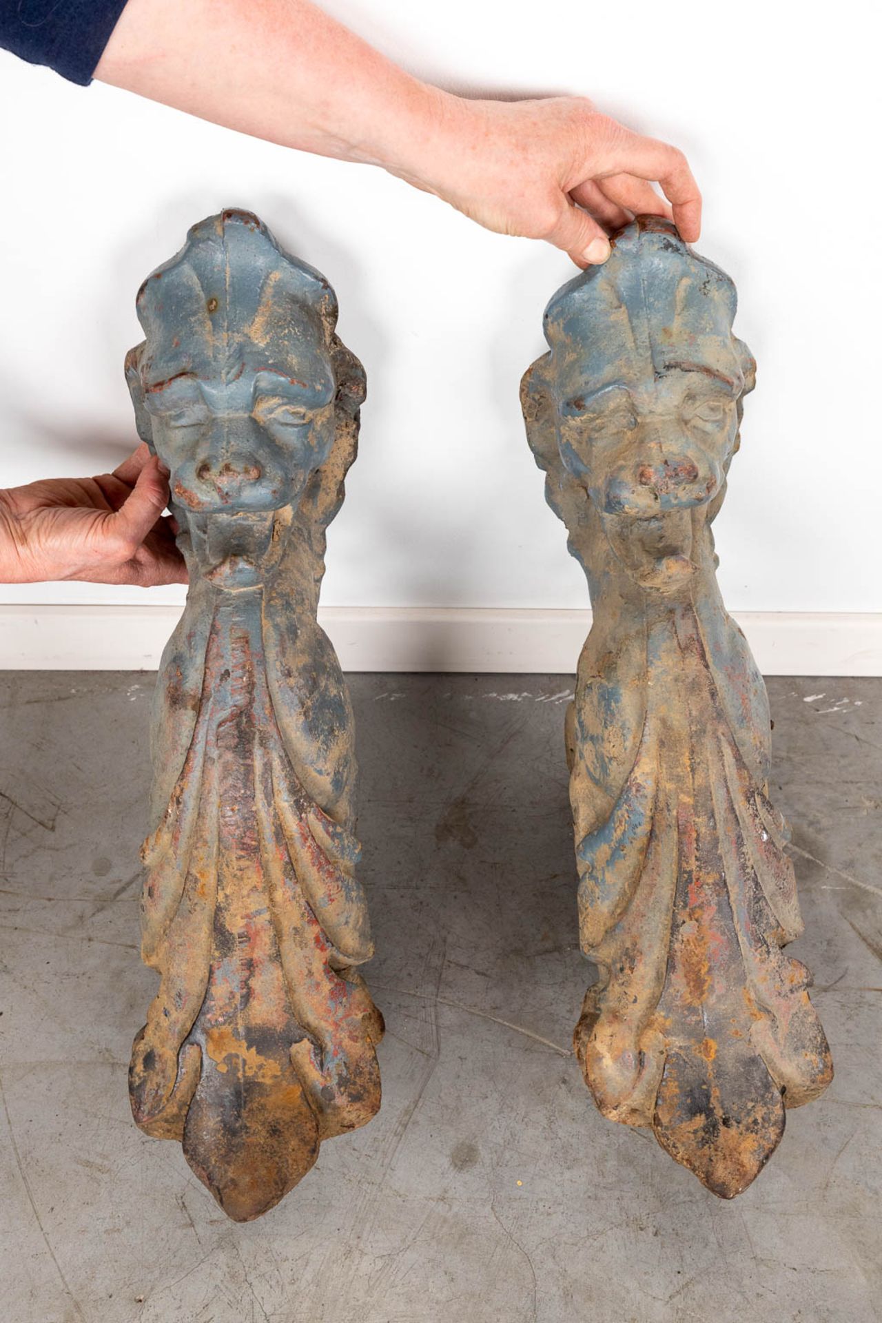 Two 'Chasses-Roues', wall protectors for carriage wheels, patinated cast iron. 19th C. (W:36 x H:47 - Image 13 of 13