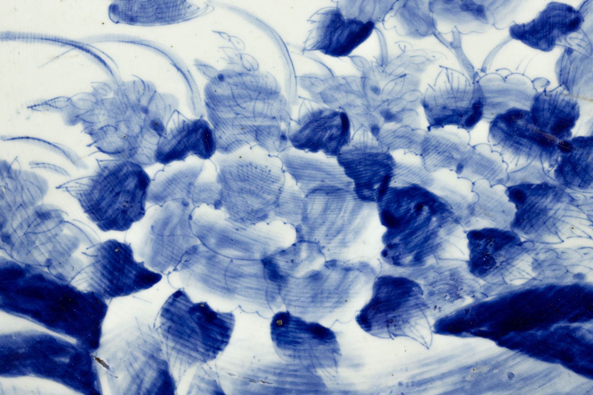 A large plate, Japanese porcelain, blue-white decor of fauna and flora. 19th C. (D:47,5 cm) - Bild 9 aus 10
