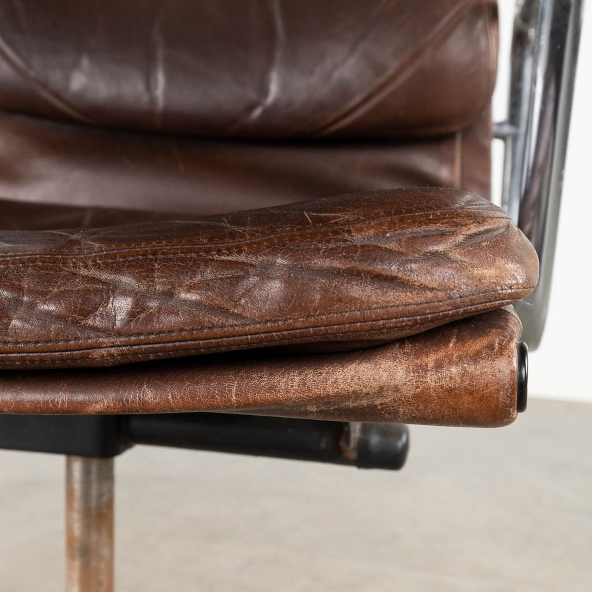 Charles & Ray EAMES (XX-XXI) 'Soft Pad Office Chair' for Herman Miller. (D:111 x W:59 x H:63 cm) (D: - Bild 11 aus 12