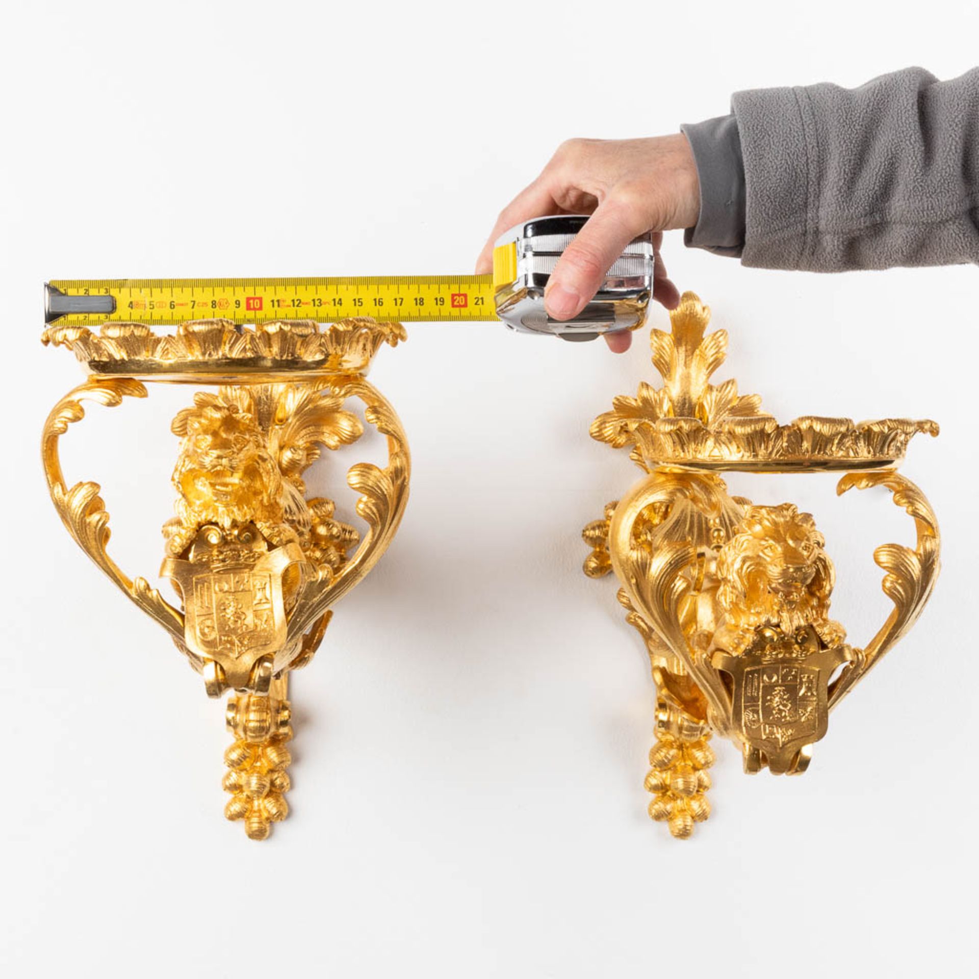A pair of wall lamp or candle holders, lions with a heraldic image. Gilt bronze. Circa 1900. (D:35 x - Image 3 of 12