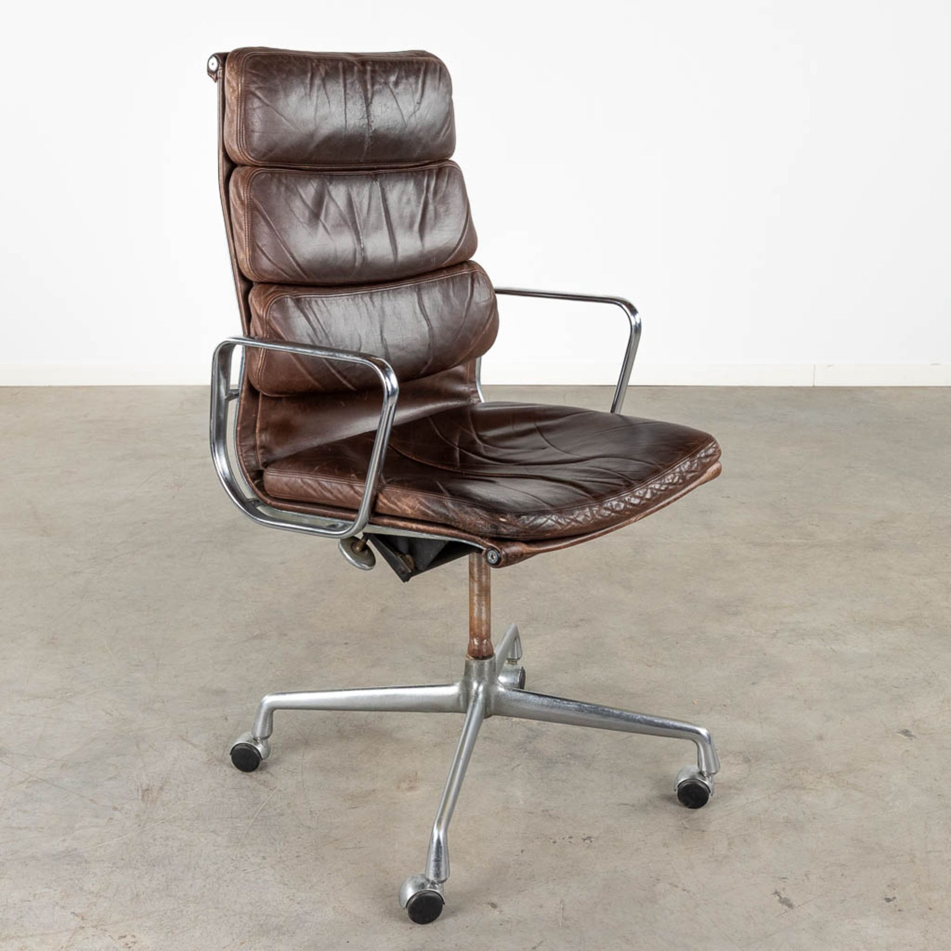 Charles & Ray EAMES (XX-XXI) 'Soft Pad Office Chair' for Herman Miller. (D:111 x W:59 x H:63 cm) (D: