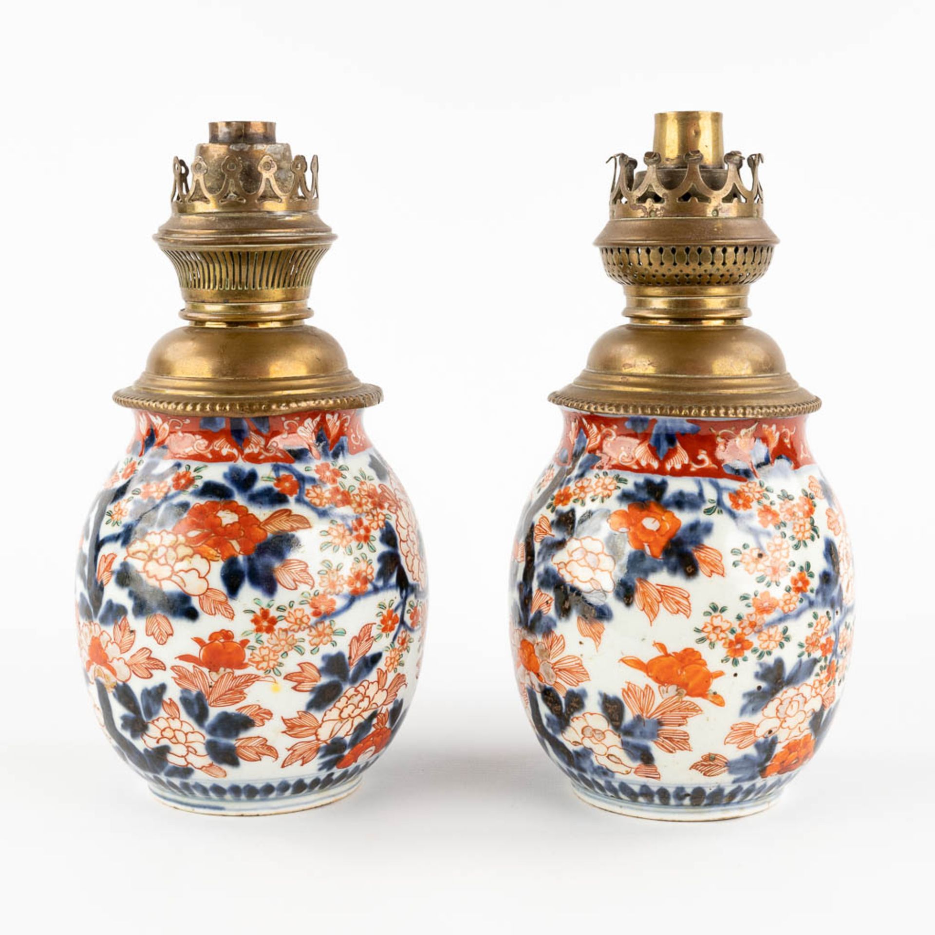 A pair of Chinese export Imari vases, rebuilt as oil lamps. 18th/19th C. (H:25 cm) - Bild 5 aus 12