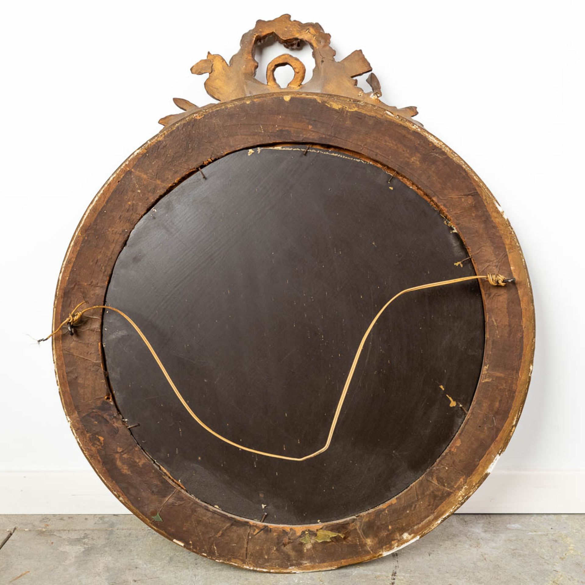 An antique round mirror, Louis XVI style. 19th C. (W:64 x H:76 cm) - Bild 7 aus 7