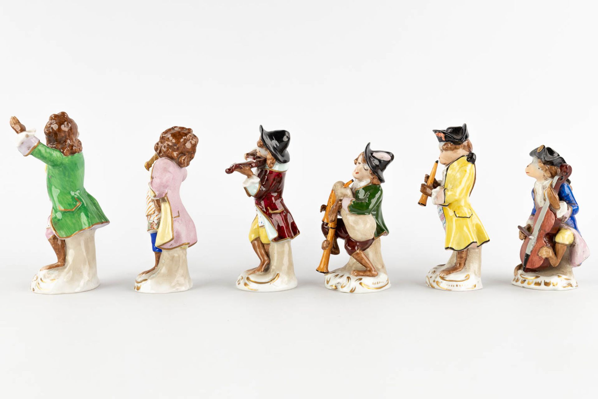 Sitzendorf, six figurines of the 'Monkey Orchestra', polychrome porcelain. (H:13 cm) - Bild 6 aus 14