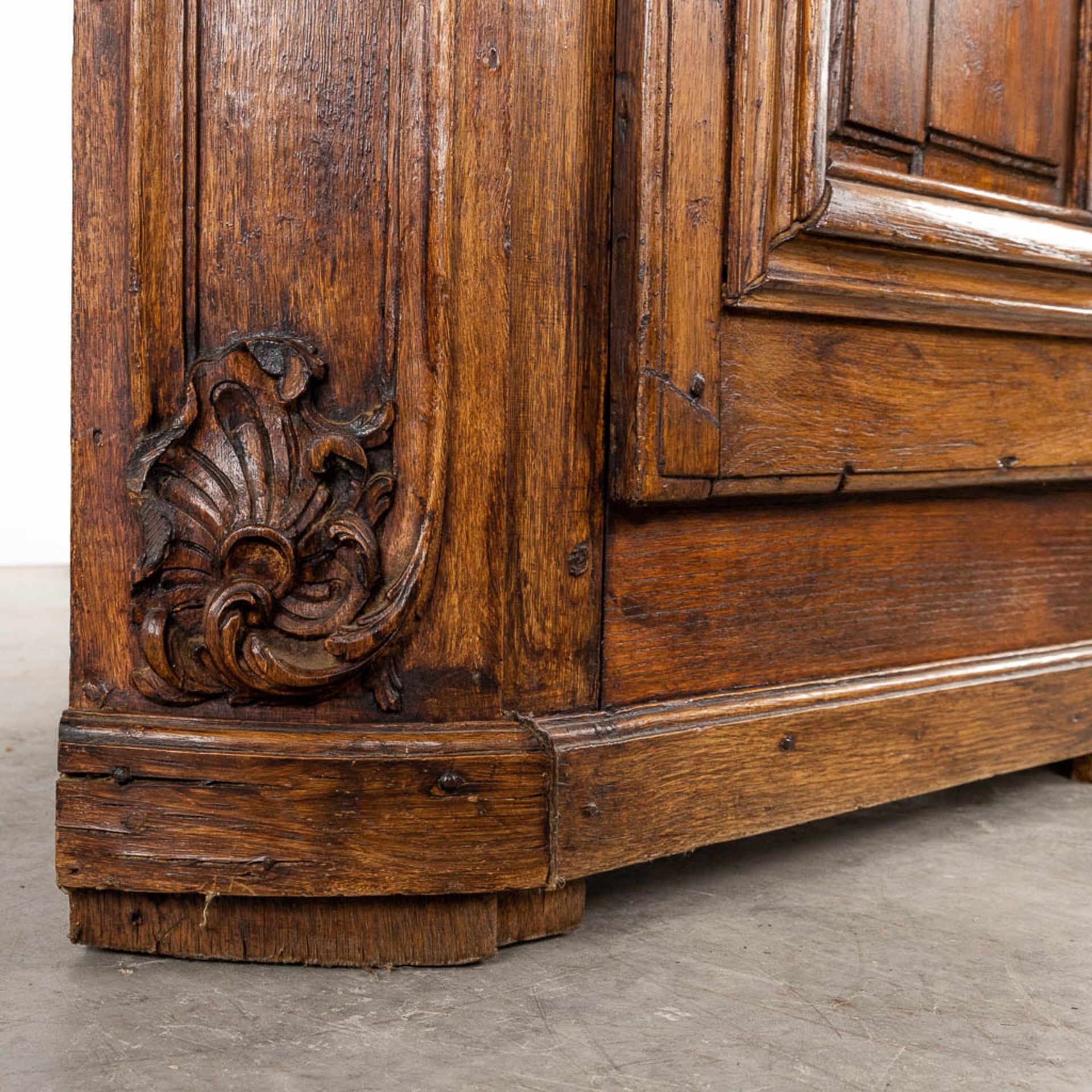 An antique corner cabinet, wood sculptures Louis XV. 19th C. (W:97 x H:203 cm) - Bild 11 aus 16